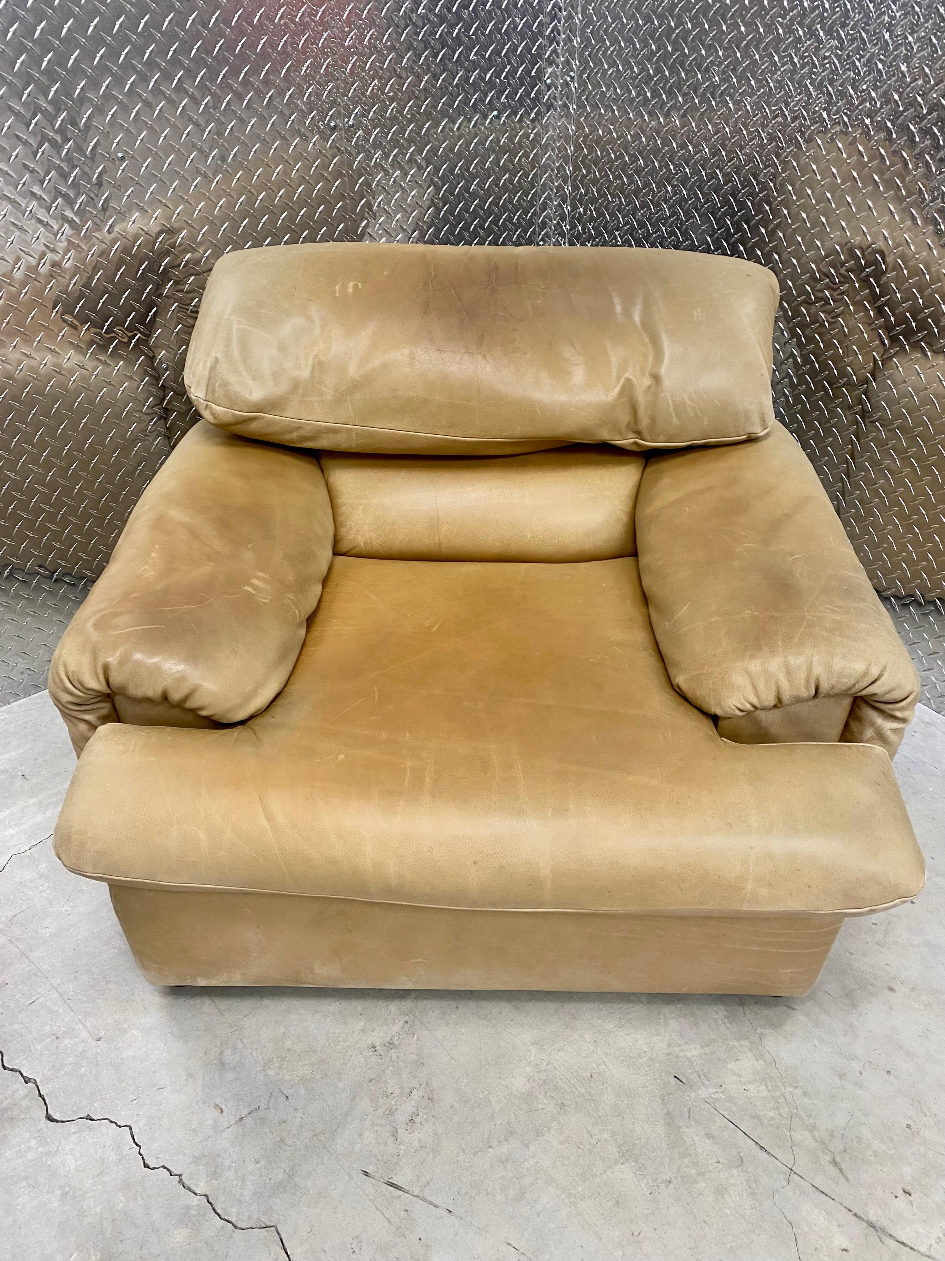 Attribué à Cassina Rare Chaises et Pouf Cube en Cuir Maralunga, Lot de 3 en vente 4