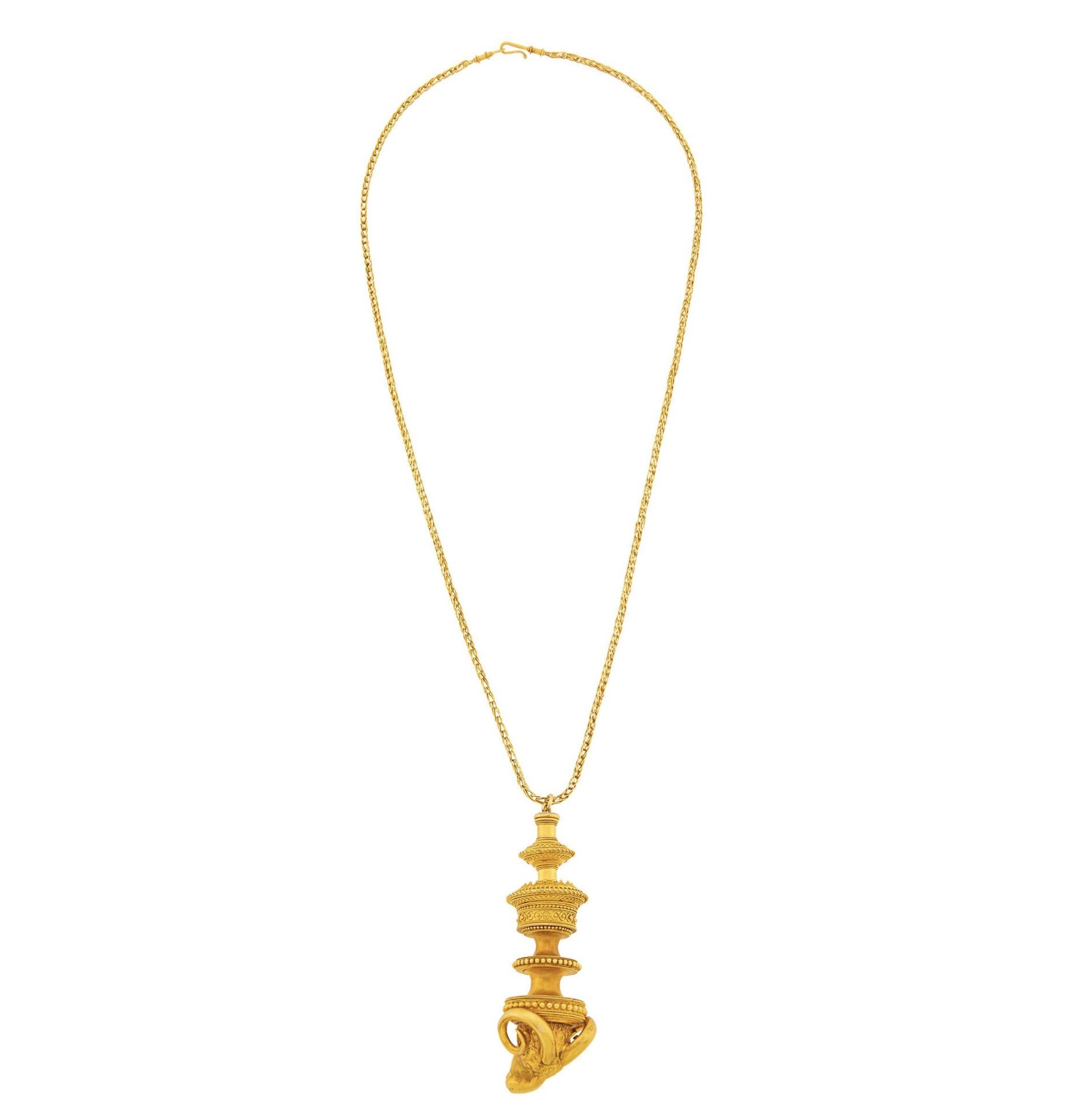Attribuito a Castellani Ciondolo a forma di testa di ariete in oro con catena

Dettagli:
Attribuito a Castellani, non firmato, 1853-1854 circa, tappo superiore e anello pendente aggiunti successivamente, in origine forse la parte superiore di una