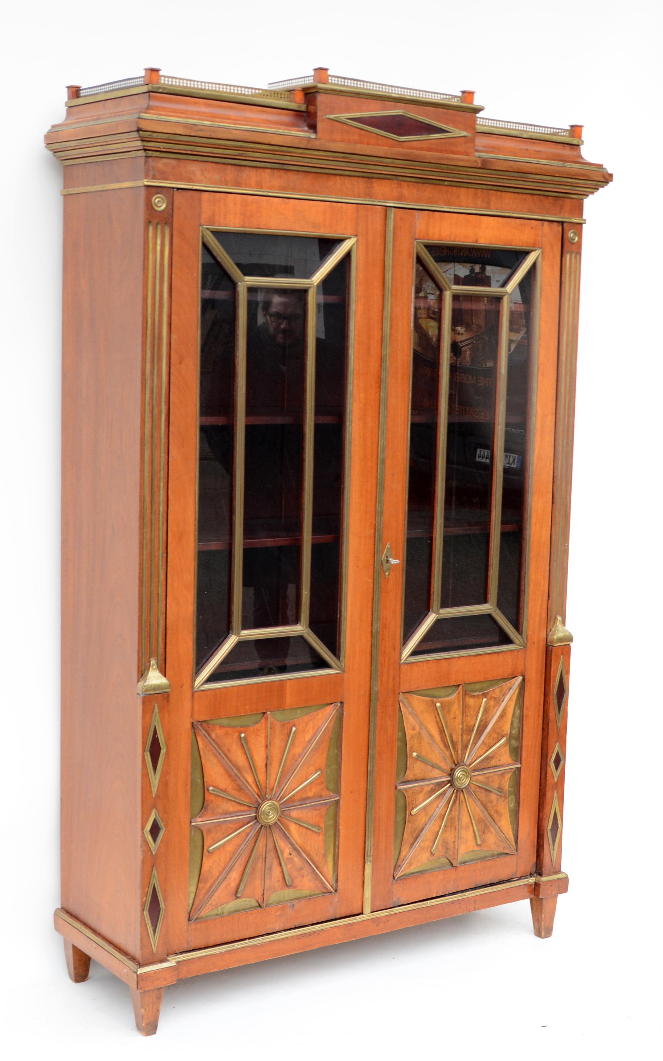 Attributed to Christian Meyer - Empire display case, Saint Petersburg, 1810s. Made of mahogany. Provenance: A city palace in St. Petersburg.

Conical square feet, straight frame. Lateral pilaster strips with rhombuses, cannelurs, medallions and