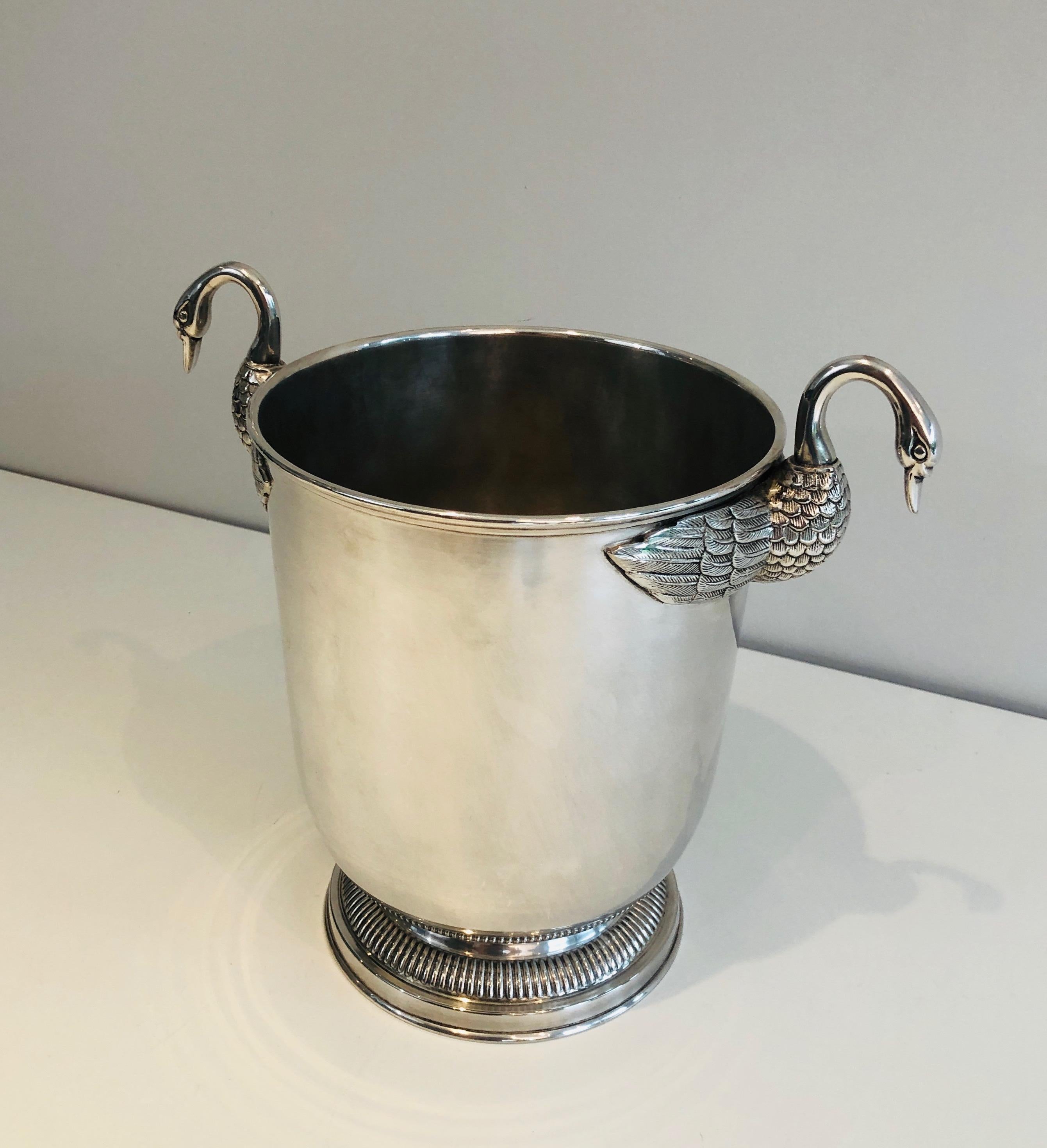 Seau à glace en métal argenté avec cygnes, français, attribué à Christofle, années 1940 en vente 11