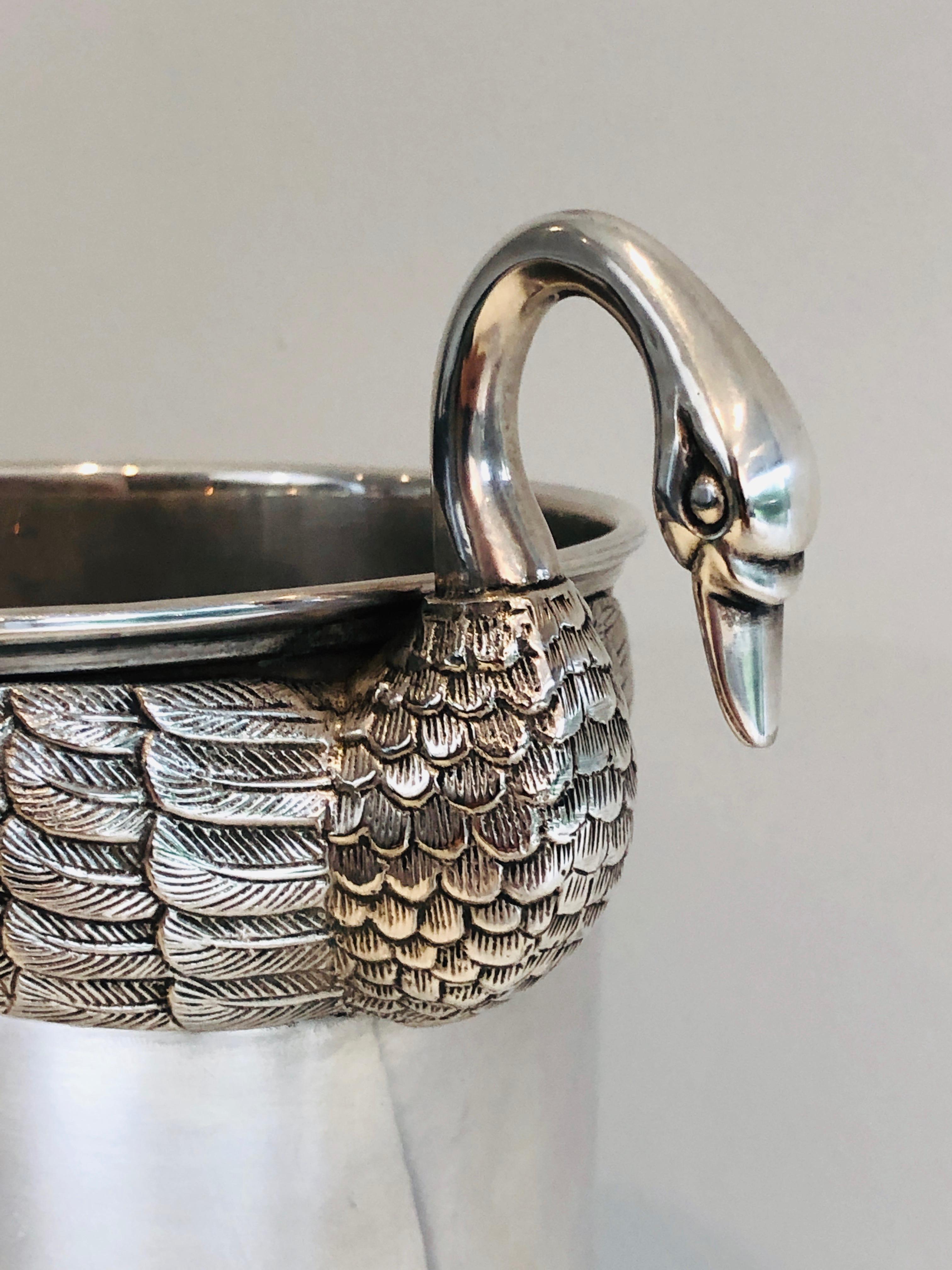 Milieu du XXe siècle Seau à glace en métal argenté avec cygnes, français, attribué à Christofle, années 1940 en vente