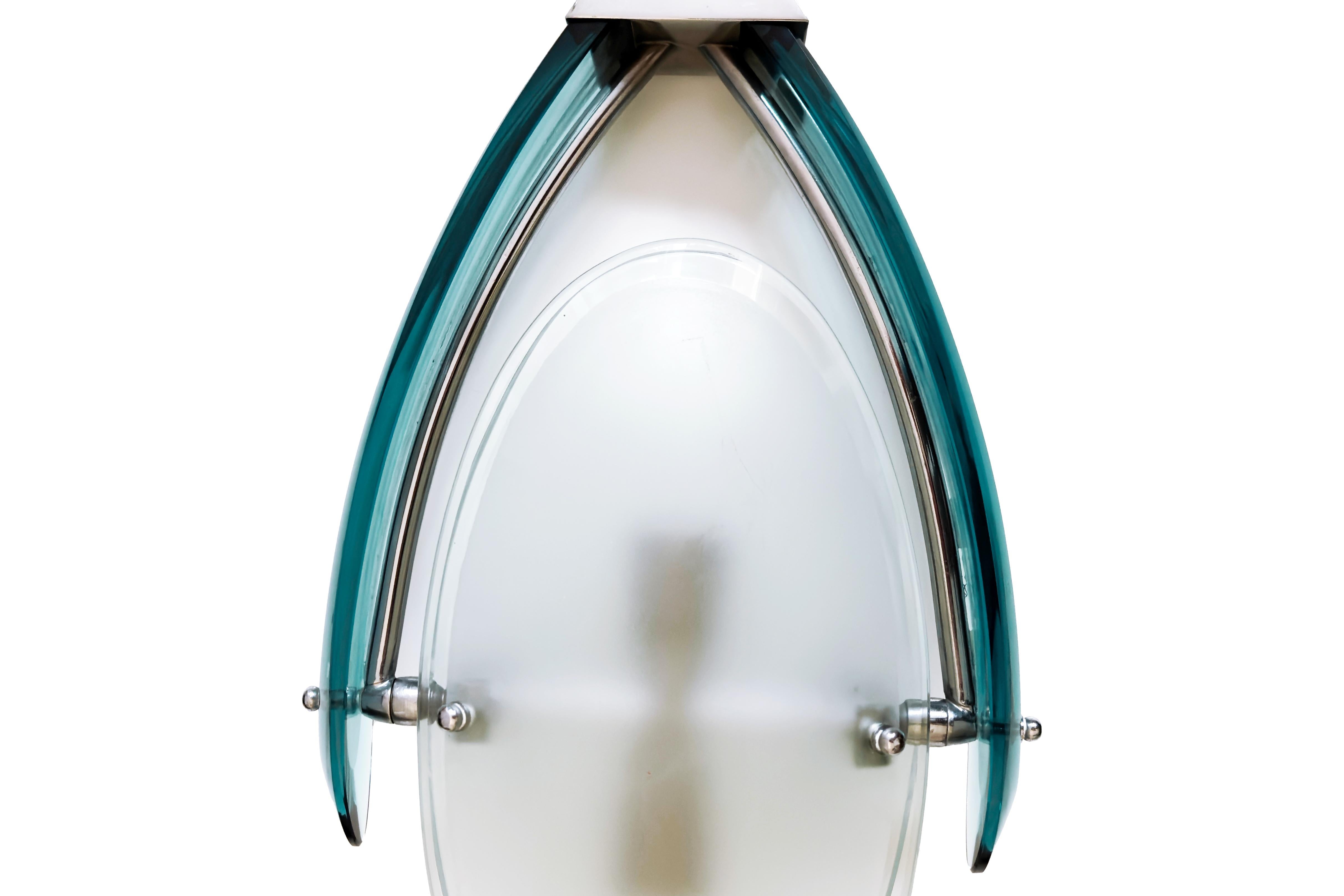 CETTE LAMPE PEUT ÊTRE RÉCUPÉRÉE À PARIS OU À LONDRES ET NOUS OFFRONS UNE LIVRAISON GRATUITE À PARIS OU À LONDRES.

Cette étonnante suspension en métal chromé est un magnifique témoignage du design du milieu du siècle attribué à Cristal Arte. Elle
