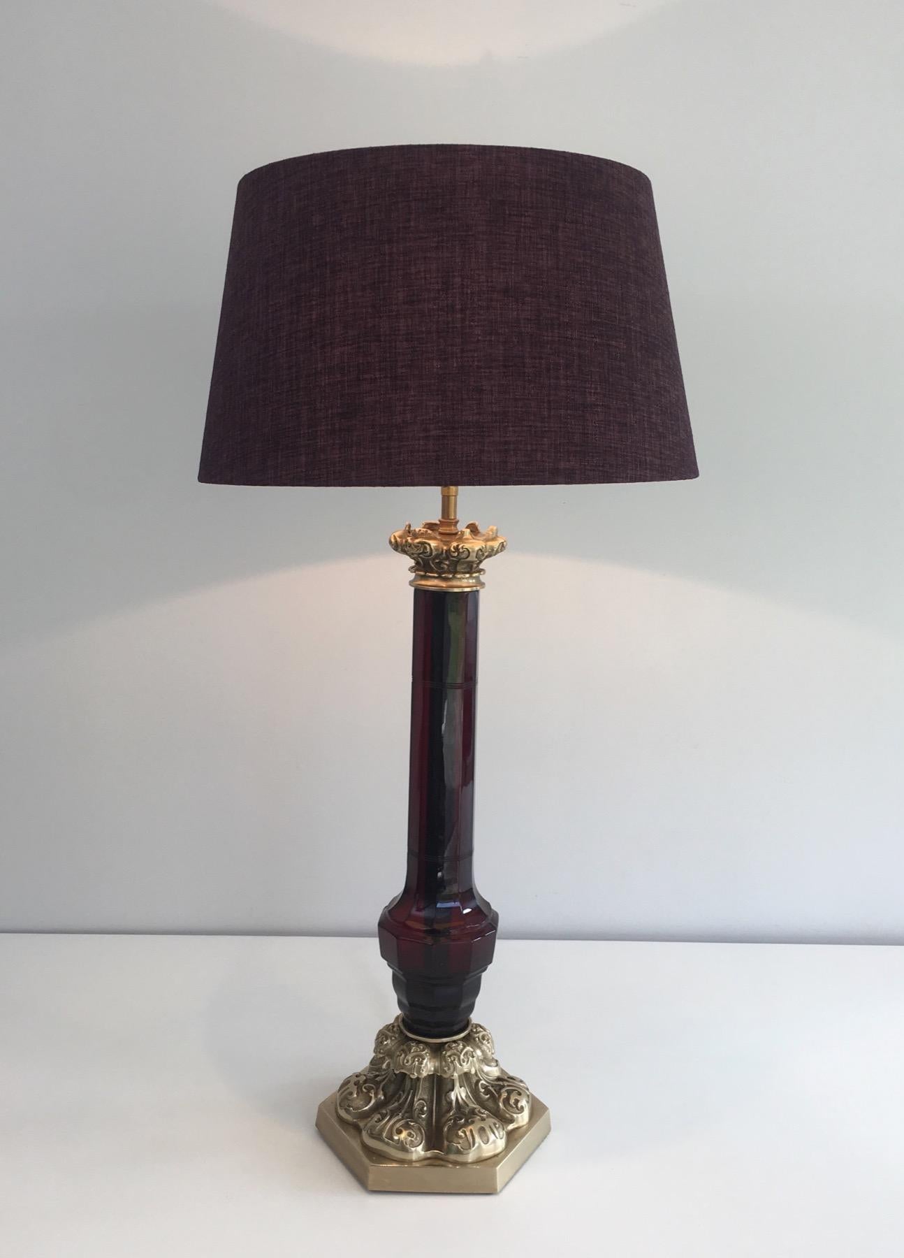 Cette magnifique lampe de table de style néoclassique est composée de cristal rouge et de bronze ciselé. Il s'agit d'un très beau travail, attribué au célèbre designer français Crystal & Bronze, Paris, vers 1940.