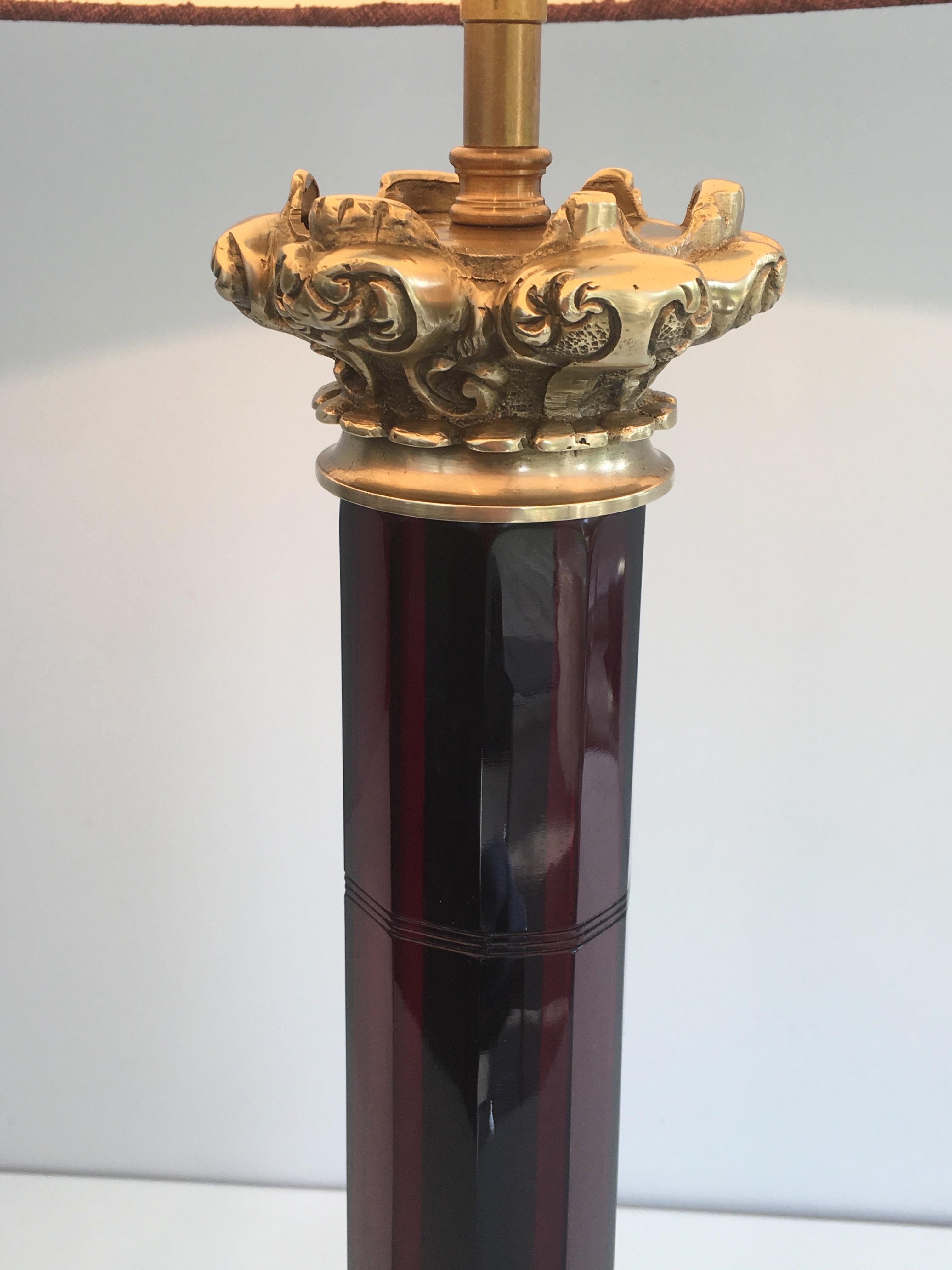 Français Grande table en cristal rouge et bronze ciselé attribuée à Cristal & Bronze Paris en vente