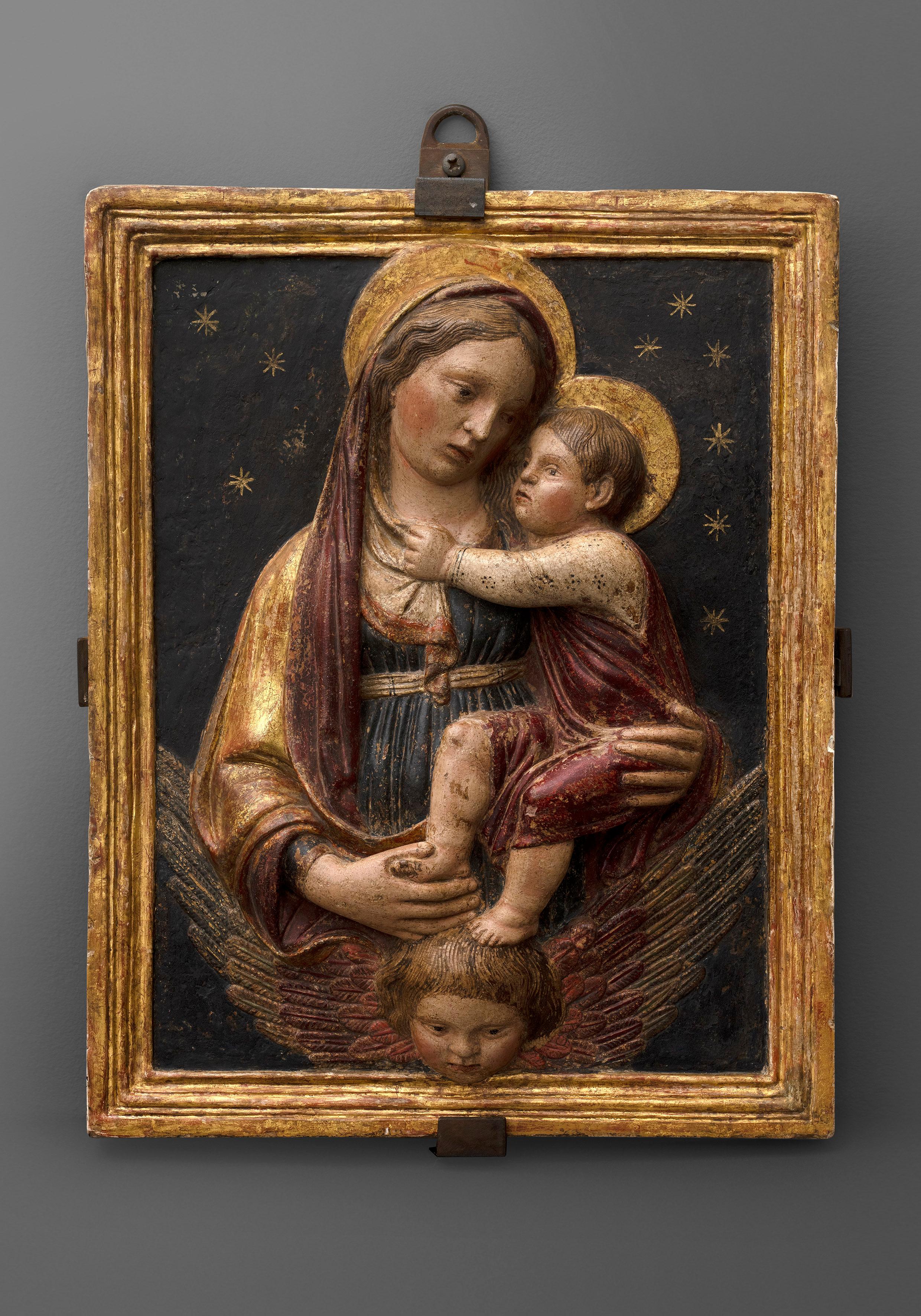 Attribué à Domenico di Paris, également appelé Domenico del Cavallo ( Monselice, documenté à Ferrara entre 1442 et 1501).
La Madone et l'enfant
Stuc polychrome et doré 
47,5 x 37,5 cm

Expositions :

- Il tesoro d'Italia, a cura di Vittorio Sgarbi,