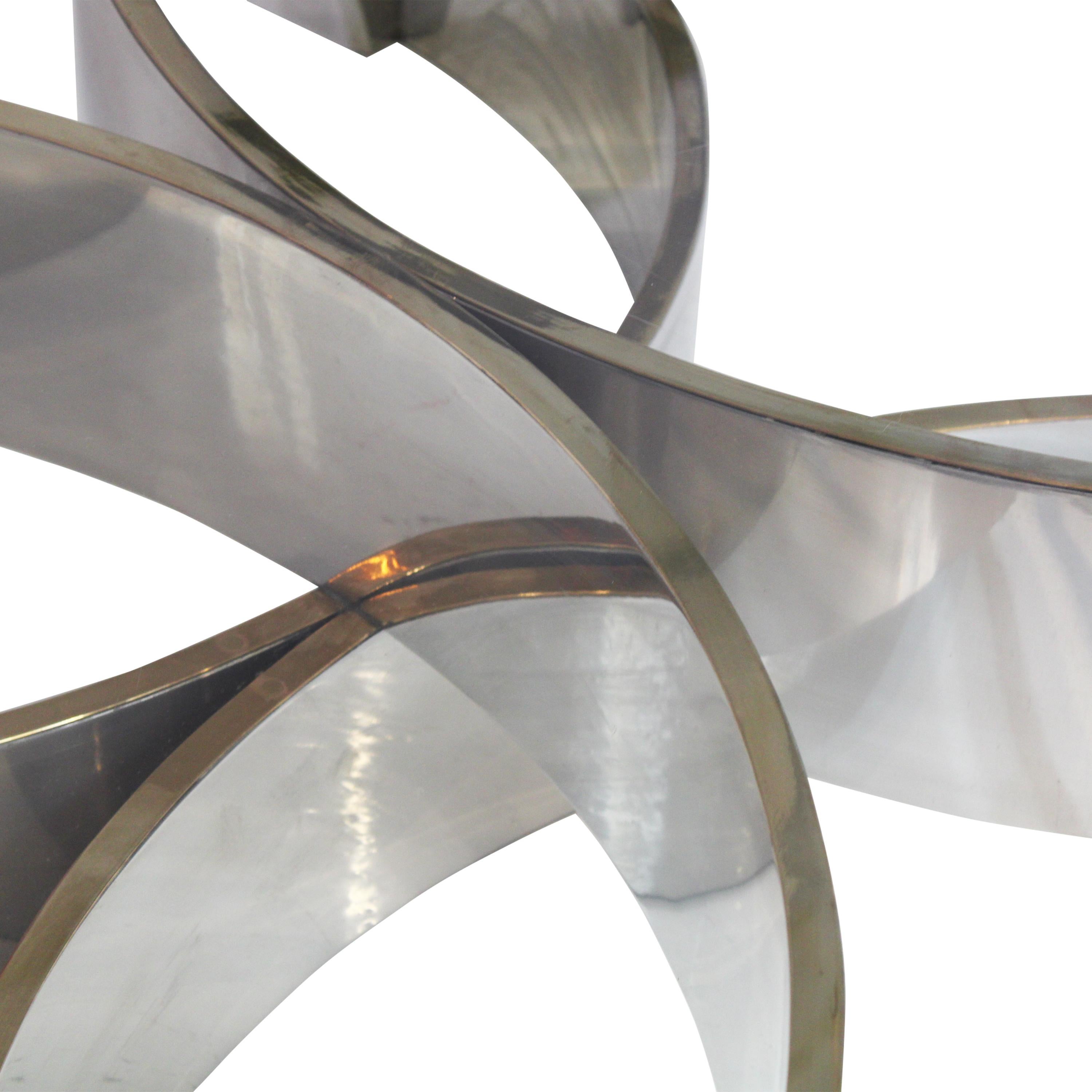 Striking coffee table attributed to Frank Stella, crafted in the United States during the 1980s. The sculptural base, executed in polished chrome, takes the form of an abstract flower, reflecting Stella’s artistic sensibility and bold approach to