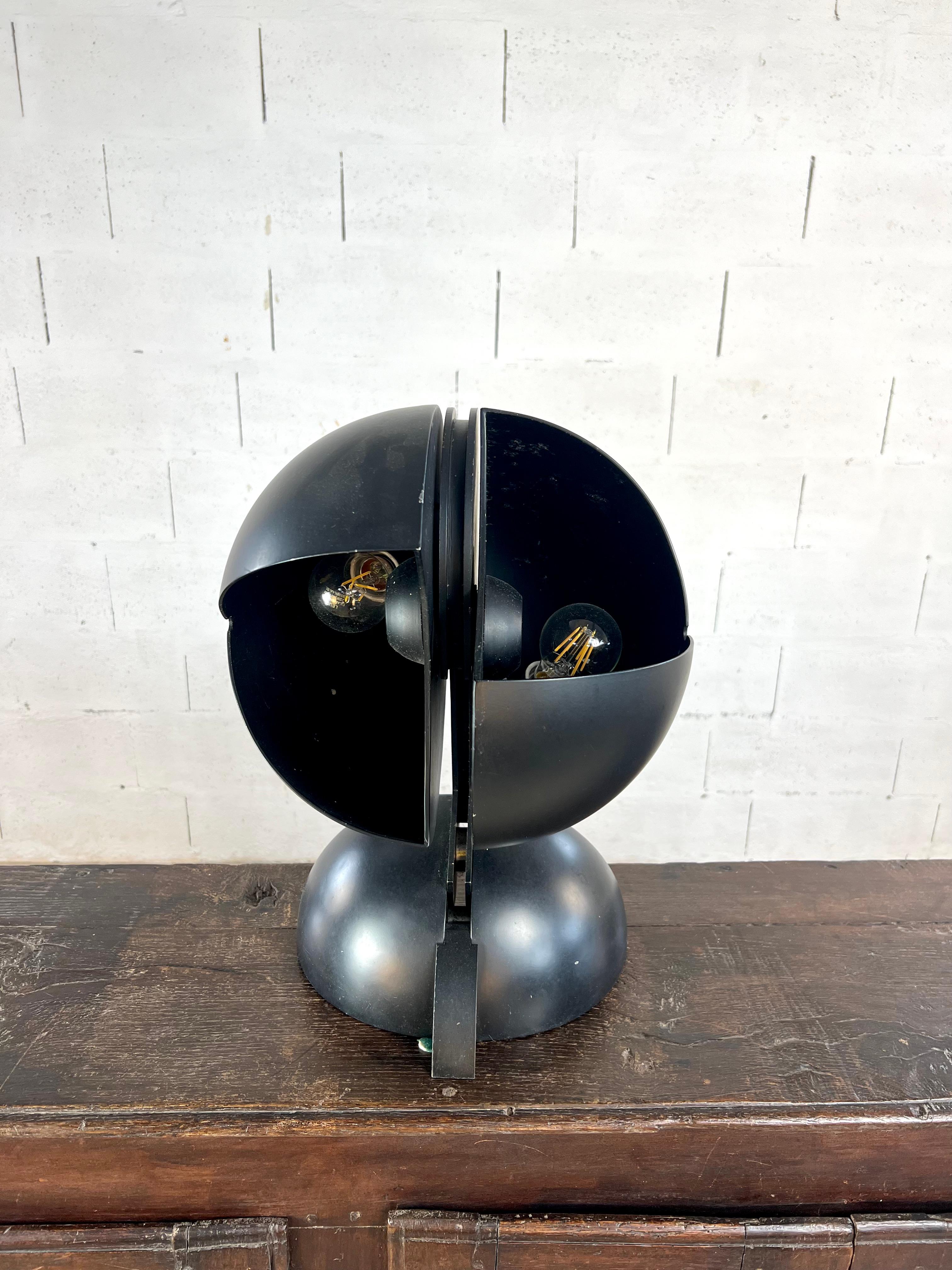 Space Age Attributed to Gae Aulenti – Sculptural Black Metal Table Lamp, Italy ca. 1970 For Sale