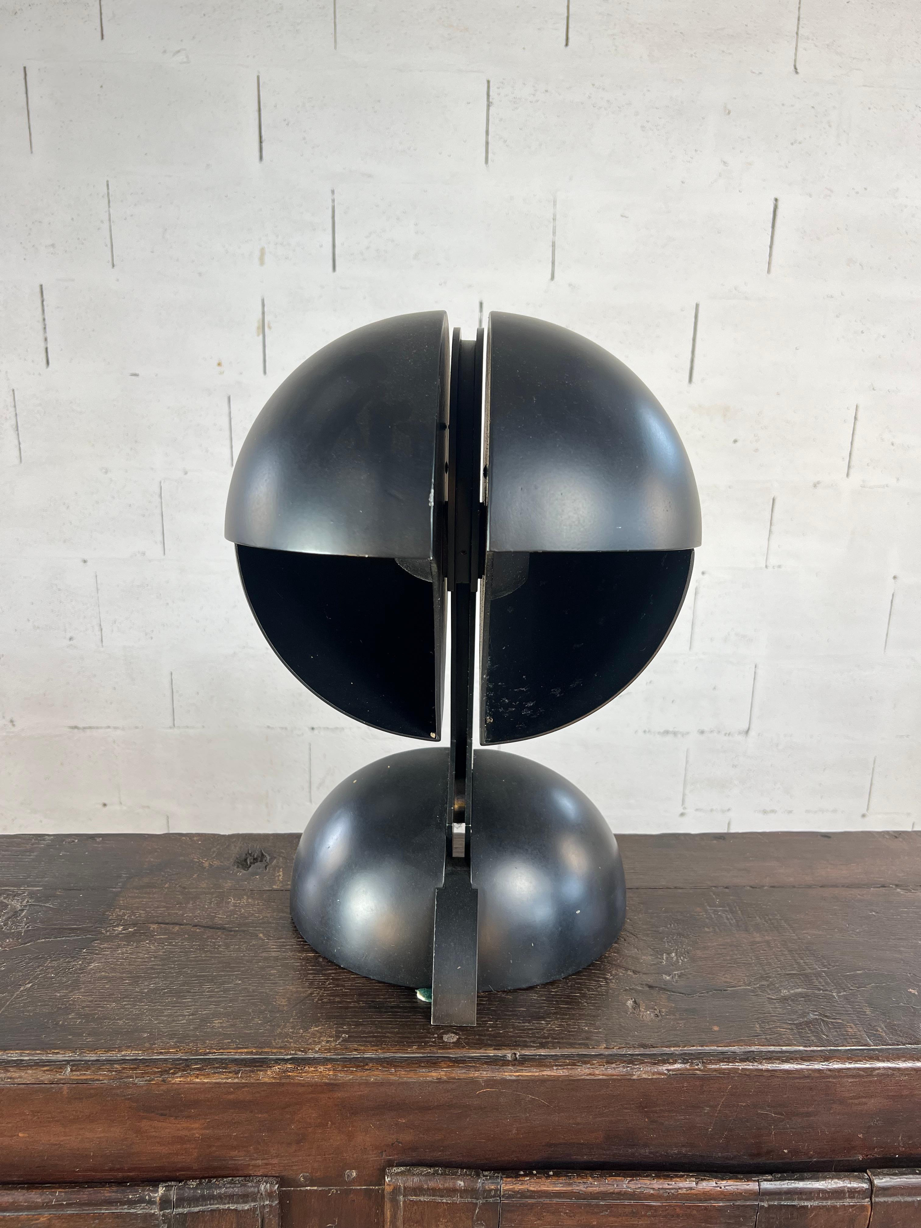 Italian Attributed to Gae Aulenti – Sculptural Black Metal Table Lamp, Italy ca. 1970 For Sale