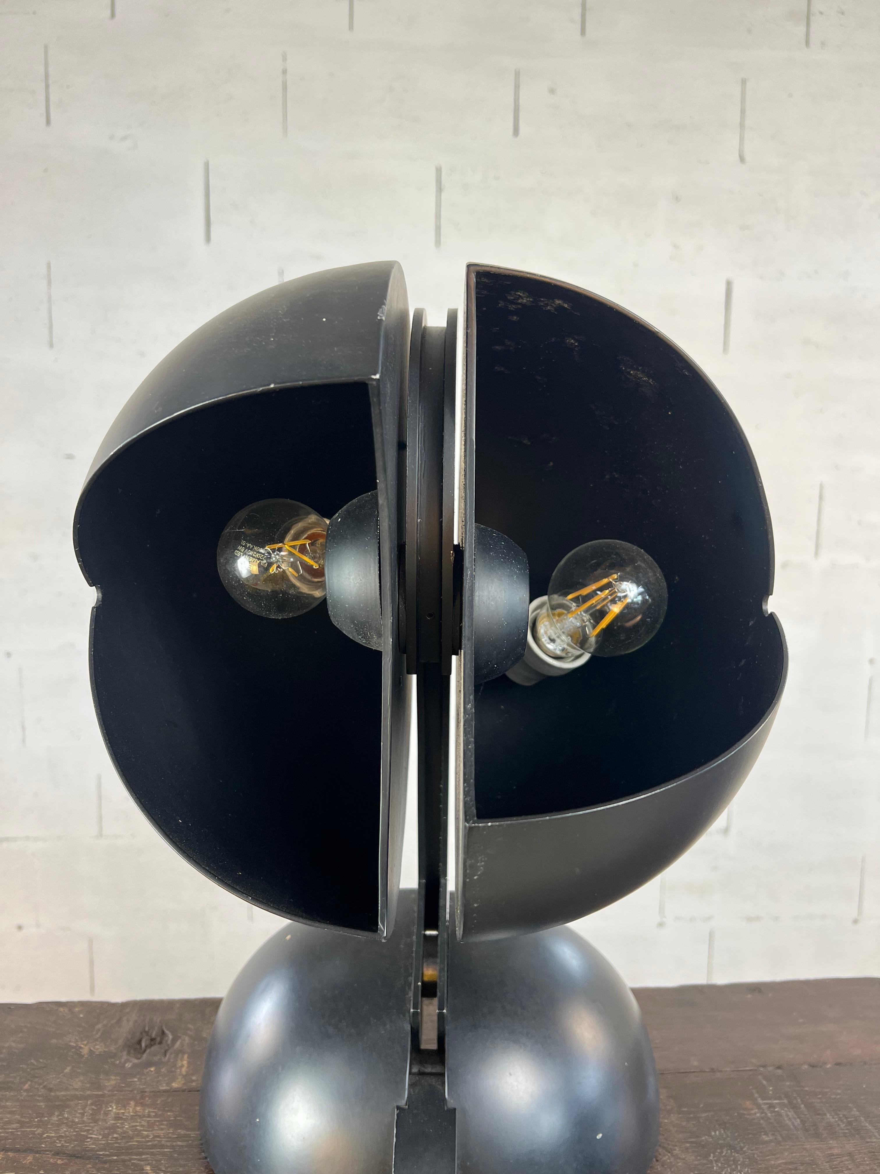 Embossed Attributed to Gae Aulenti – Sculptural Black Metal Table Lamp, Italy ca. 1970 For Sale