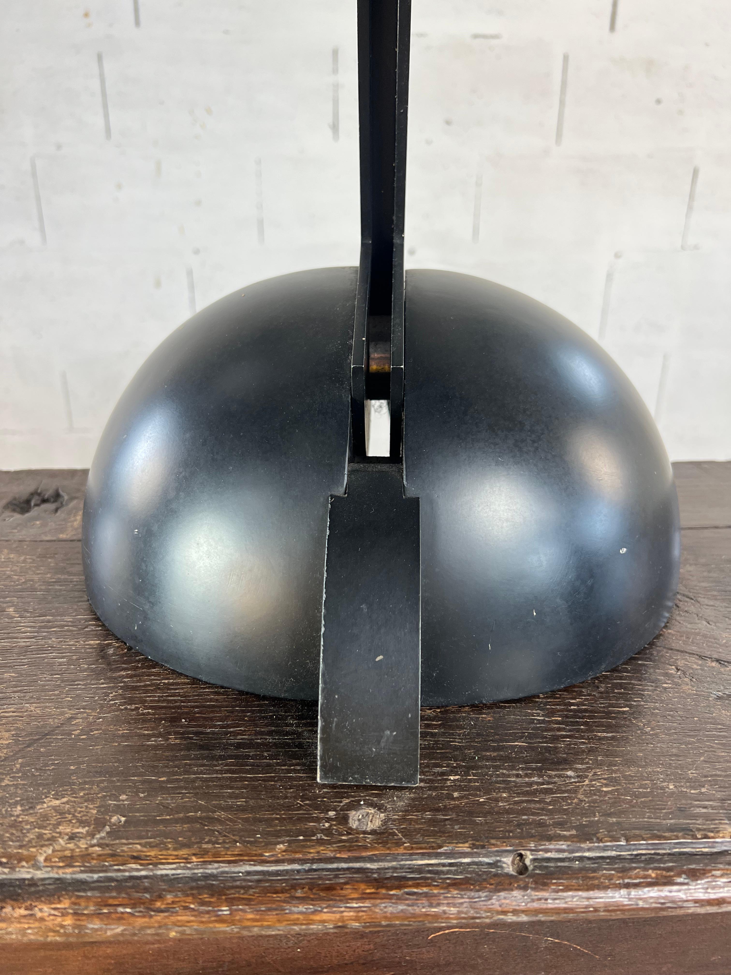 Attributed to Gae Aulenti – Sculptural Black Metal Table Lamp, Italy ca. 1970 In Good Condition For Sale In PARIS, FR