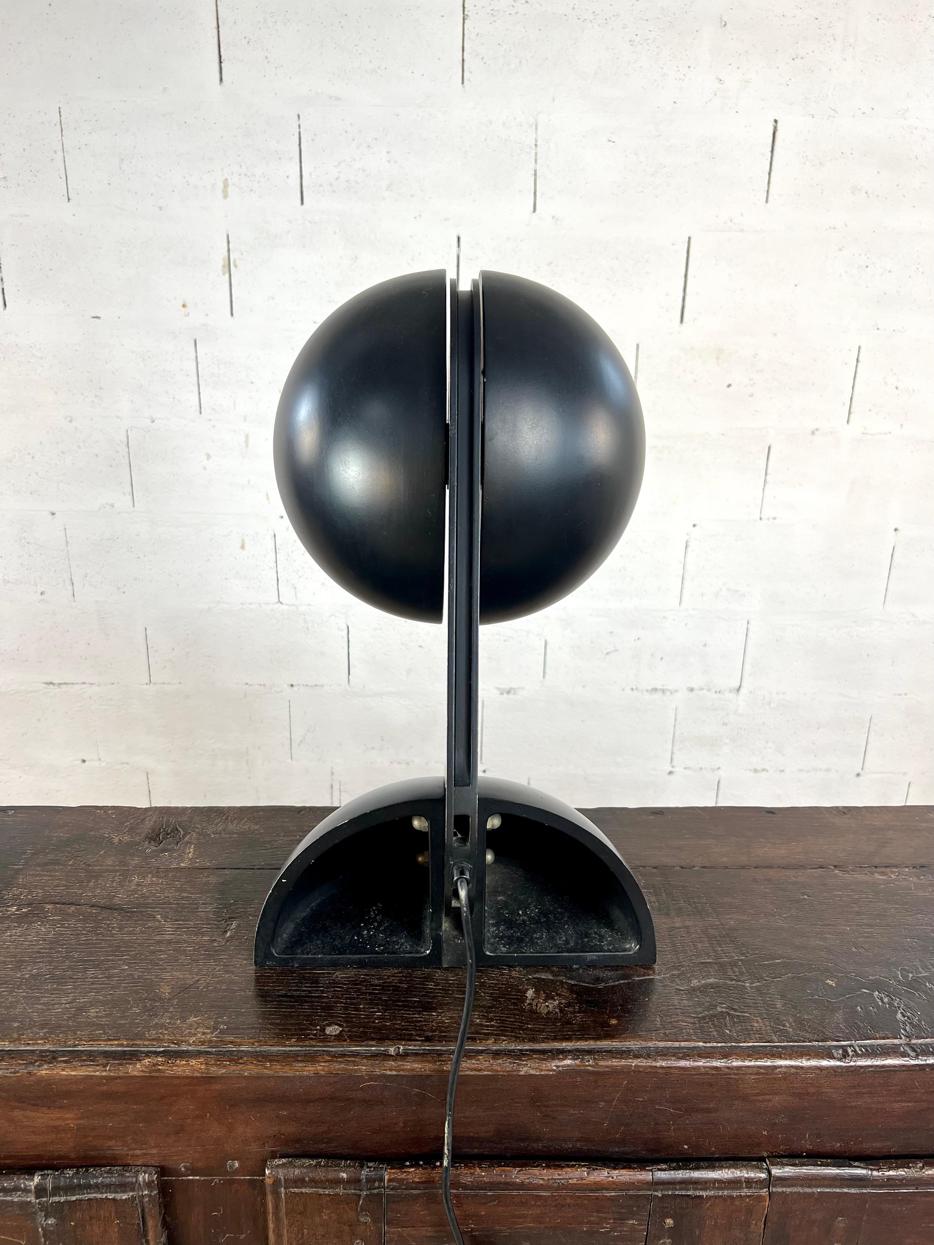 Late 20th Century Attributed to Gae Aulenti – Sculptural Black Metal Table Lamp, Italy ca. 1970 For Sale