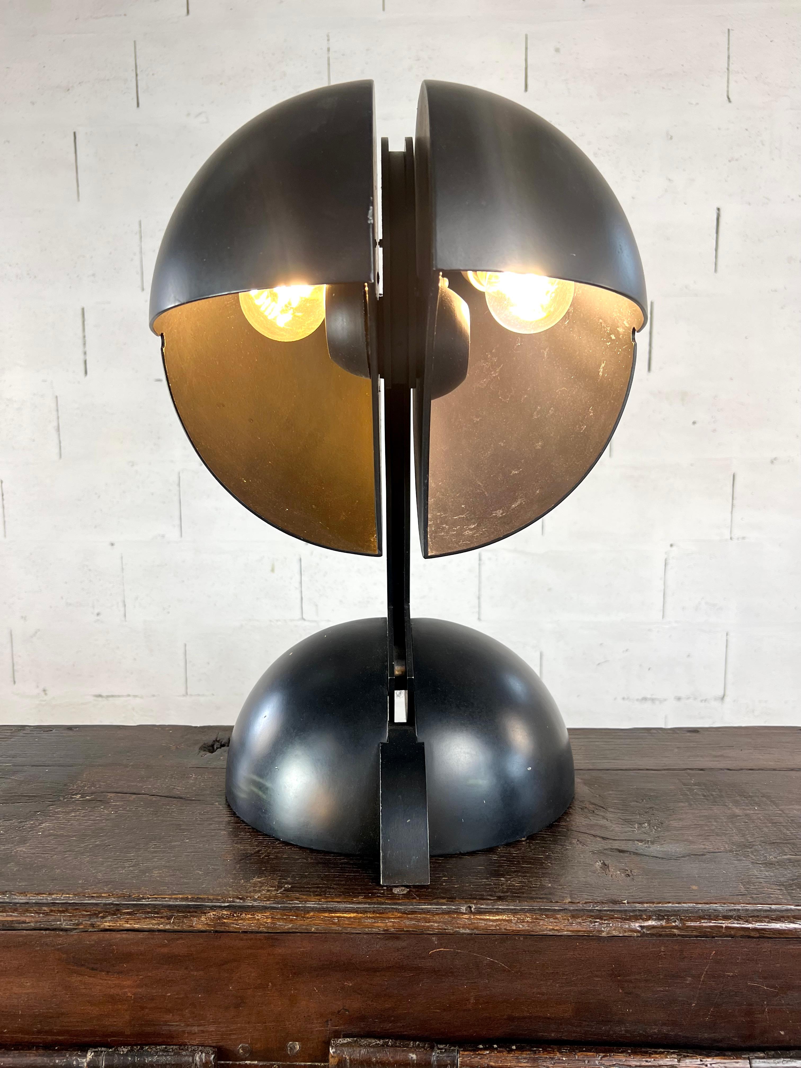 Attributed to Gae Aulenti – Sculptural Black Metal Table Lamp, Italy ca. 1970 For Sale 1