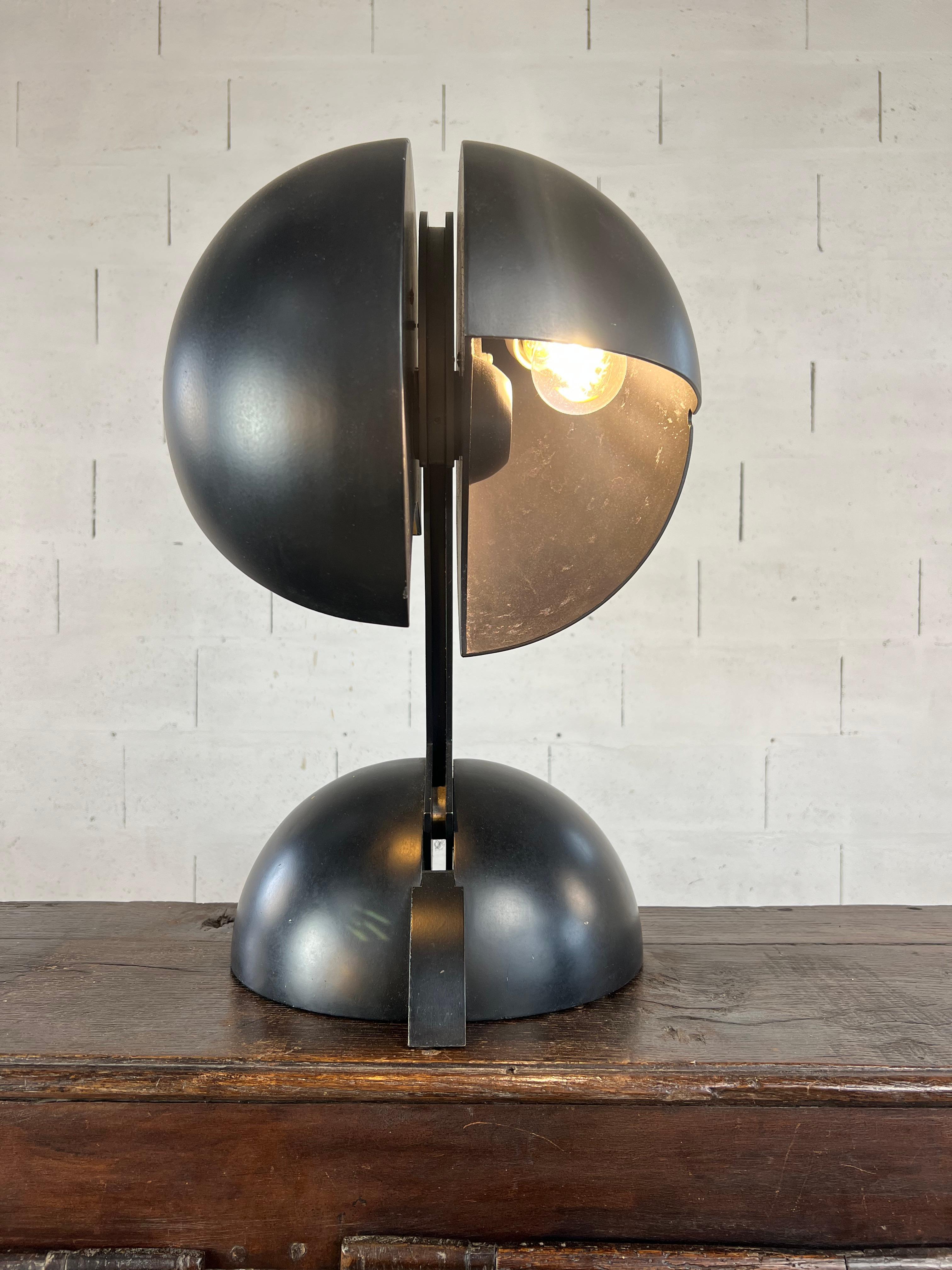 Attributed to Gae Aulenti – Sculptural Black Metal Table Lamp, Italy ca. 1970 For Sale 2