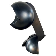 Attribuita a Gae Aulenti - Lampada da tavolo scultorea in metallo nero, Italia 1970 ca. Attribuita a Gae Aulenti - Lampada da tavolo scultorea in metallo nero, Italia 1970 ca.
