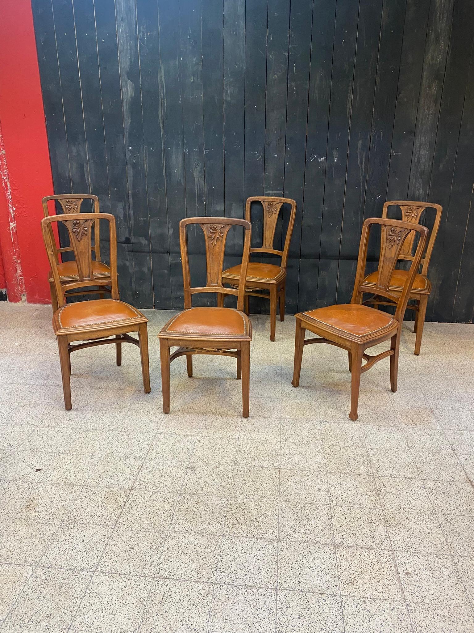Gauthier-Poinsignon & Cie, 6 Jugendstilstühle aus Nussbaum mit Kamelledersitzen.
(Flecken auf einigen Stühlen, Restaurierung und Schrauben auf 2 Stühlen).
Ein Tisch und 2 Büfetts auf dem Modell vorhanden.