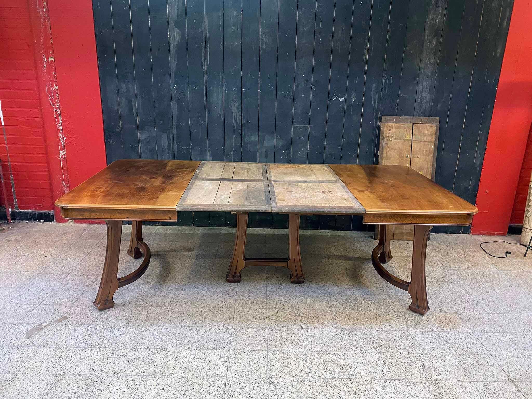 Attributed to Gauthier-Poinsignon & Cie, Art Nouveau Dining Room Table in Walnut For Sale 4