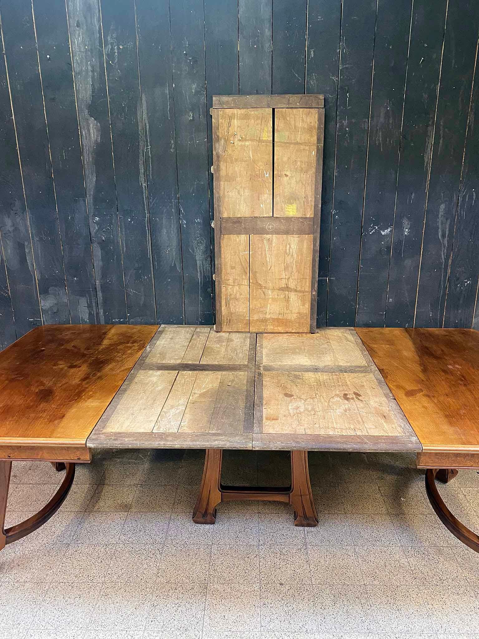 Attributed to Gauthier-Poinsignon & Cie, Art Nouveau Dining Room Table in Walnut For Sale 4