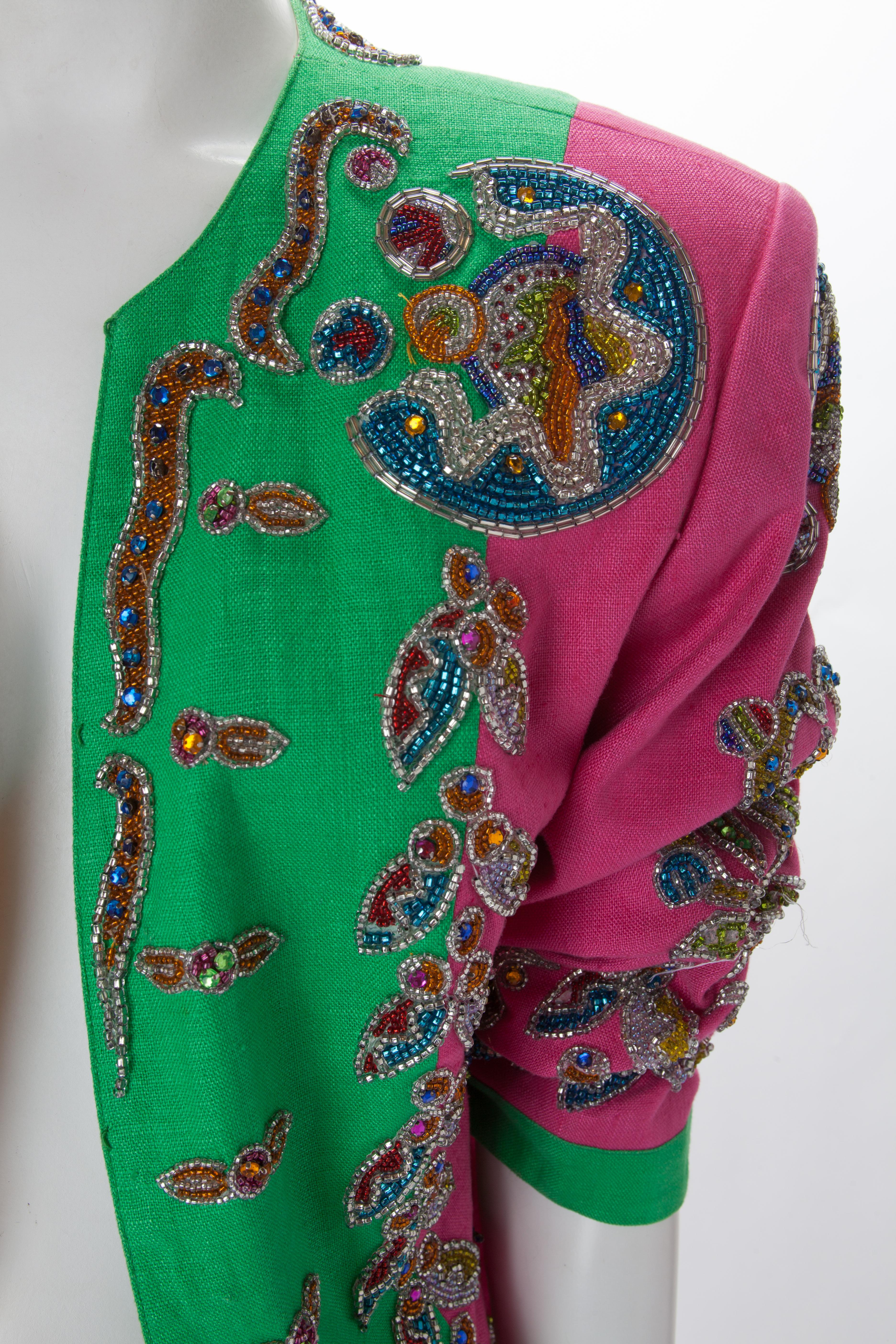 Gianni Versace zugeschrieben Farbblock-Leinenjacke mit Perlenstickerei, ca. 1991.
Gelbe, grüne und rosafarbene Kurzjacke mit Perlenmotiven an den Armen und auf der Vorderseite. Gelbe, grüne und rosafarbene Colorblock-Streifen am Rücken. 