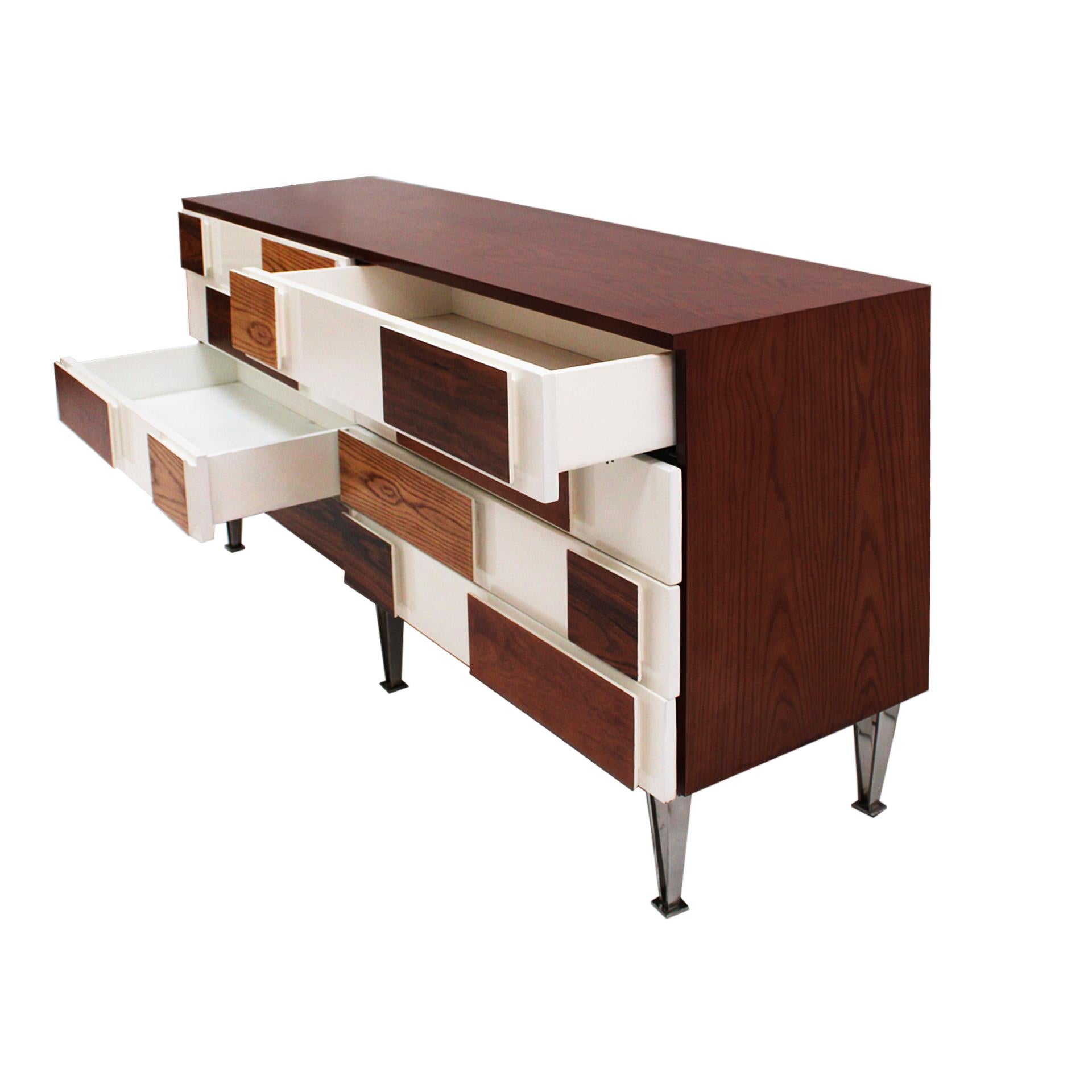 Credenza italiana in Wood massiccio con gambe in acciaio in vendita 3