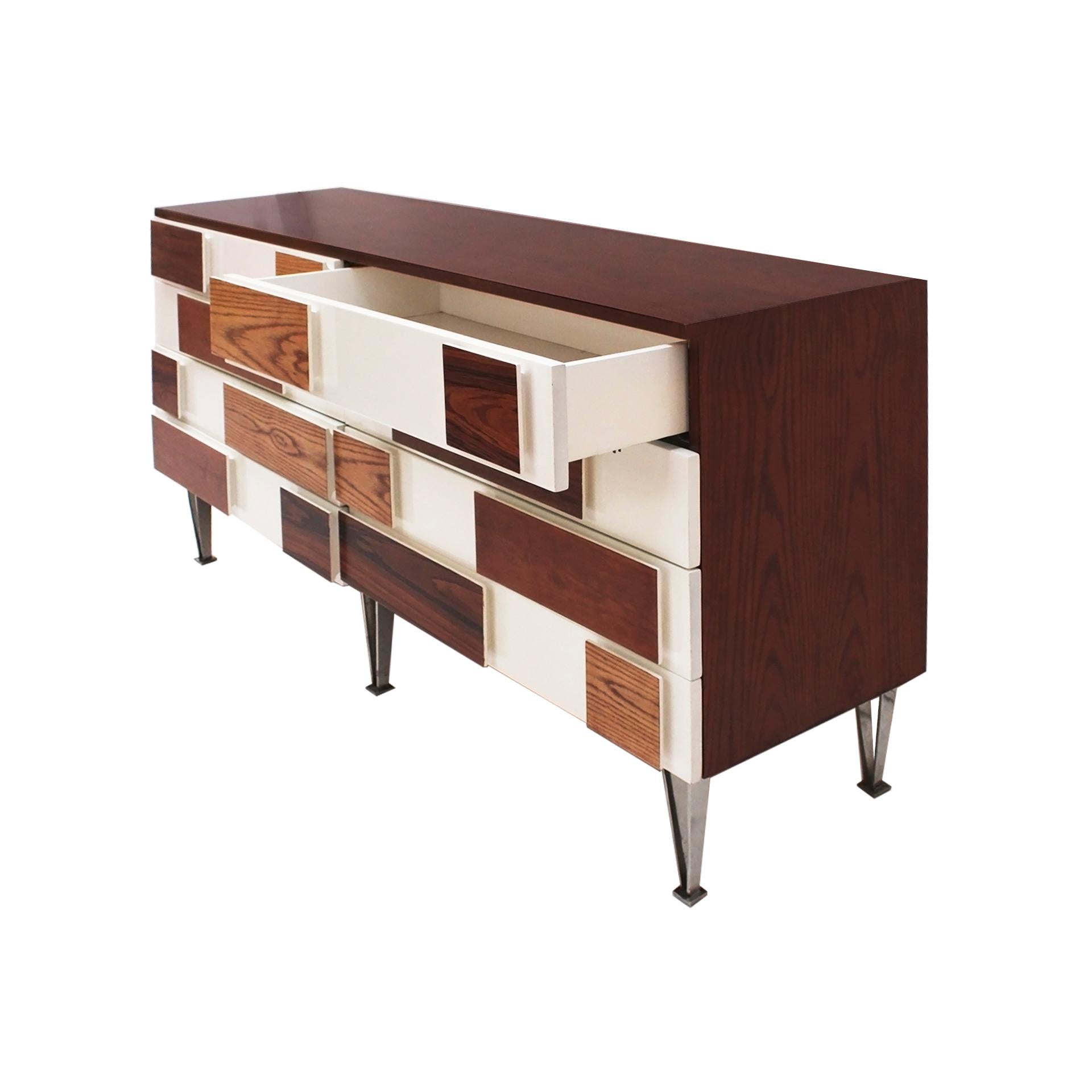 Credenza italiana in Wood massiccio con gambe in acciaio in vendita 4
