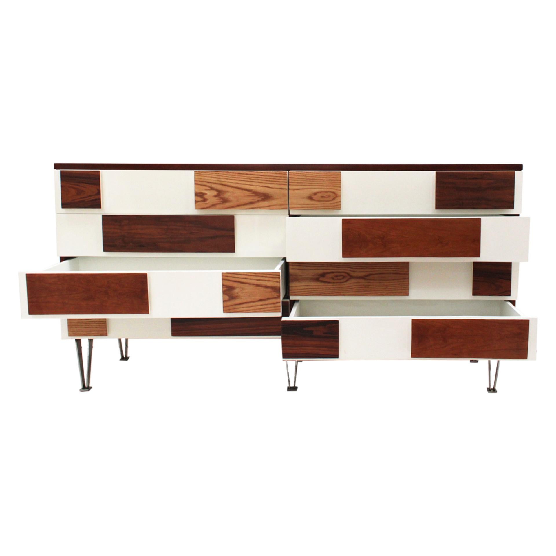 Italiano Credenza italiana in Wood massiccio con gambe in acciaio in vendita