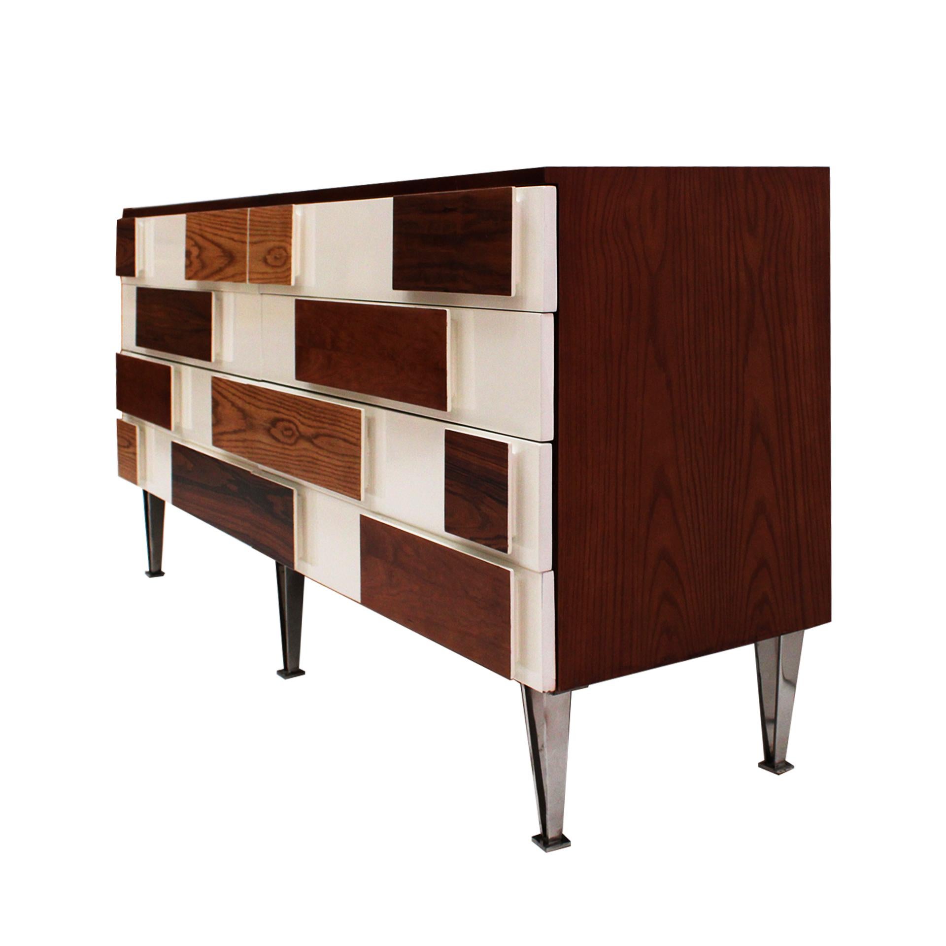 Credenza italiana in Wood massiccio con gambe in acciaio In condizioni buone in vendita a Madrid, ES