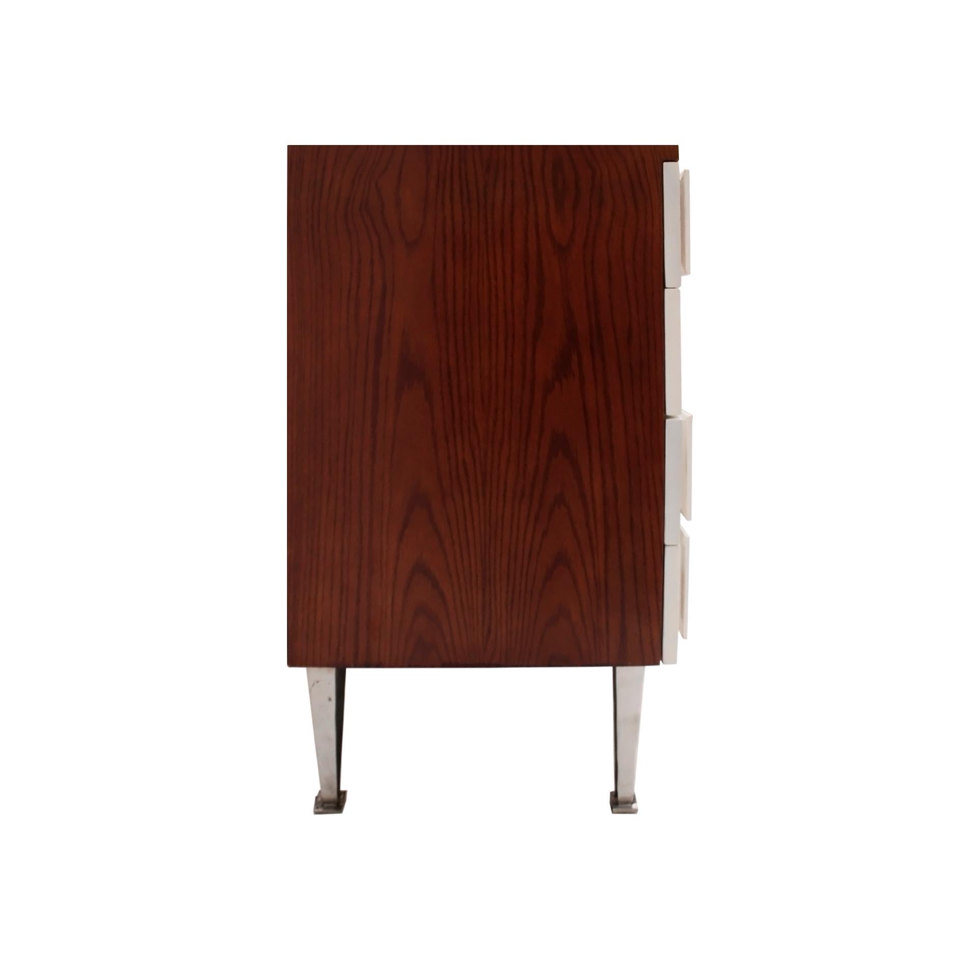 Acciaio Credenza italiana in Wood massiccio con gambe in acciaio in vendita