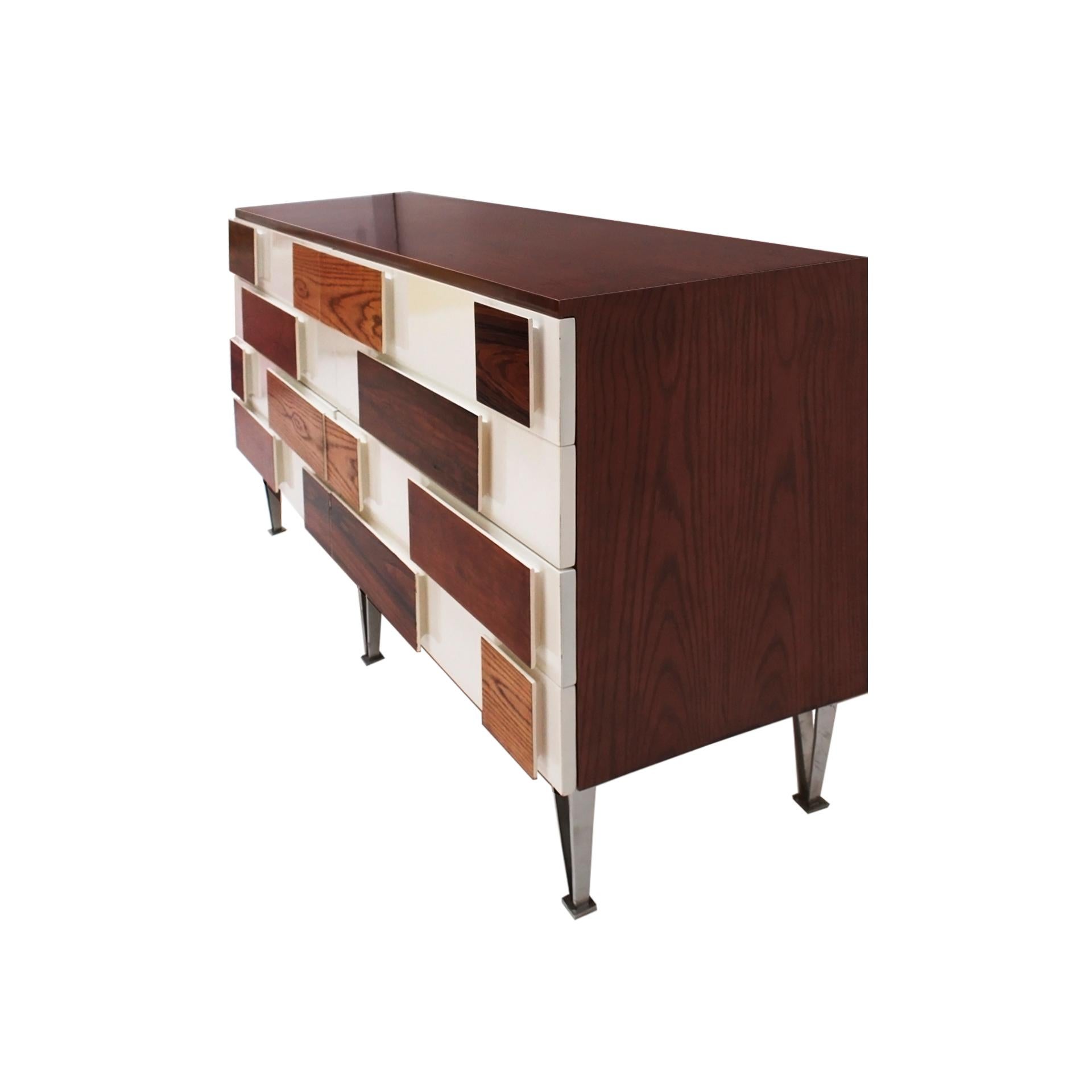 Credenza italiana in Wood massiccio con gambe in acciaio in vendita 1