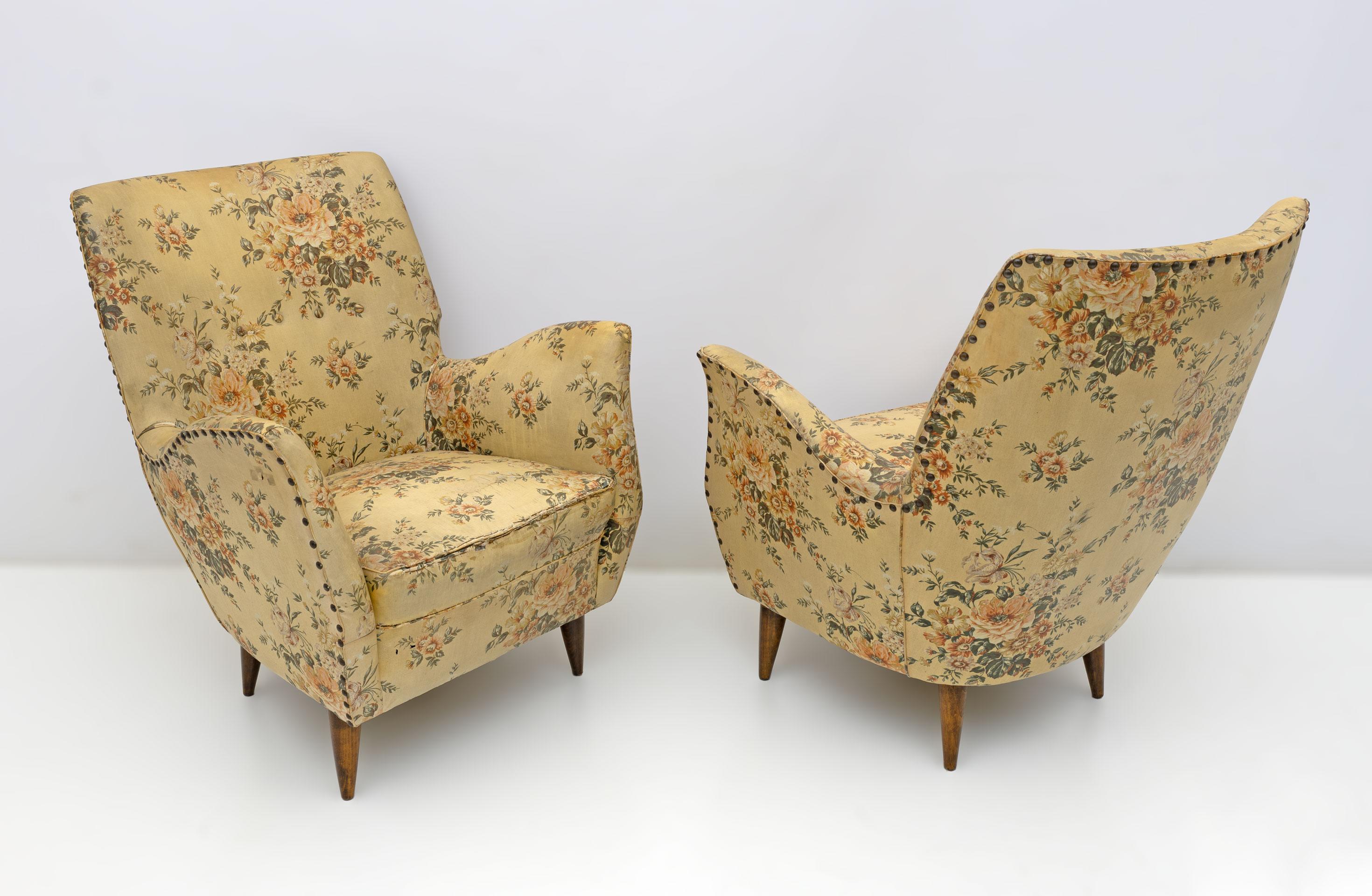 Attributed to Gio Ponti Mid-Century Modern Italian Armchairs by ISA, 1950s, Pair For Sale 5