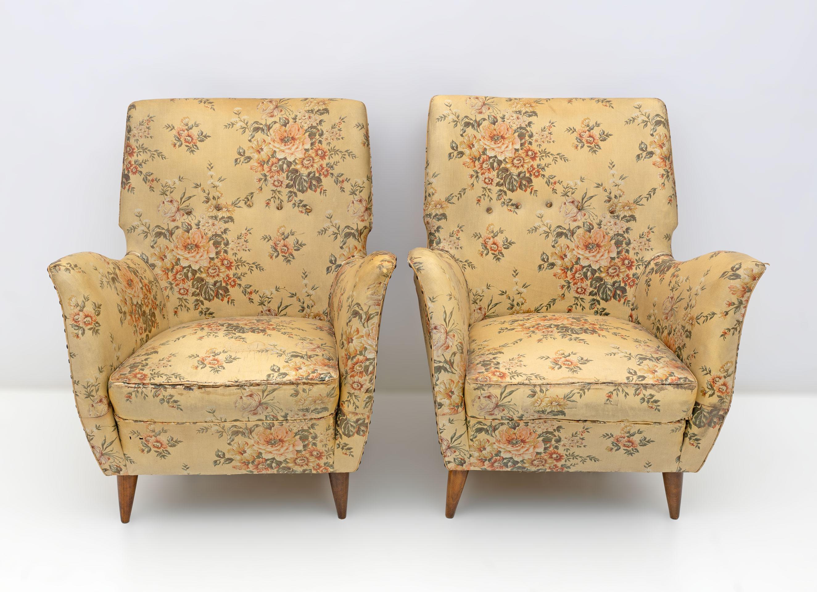 Elegantes und prächtiges Paar moderner Sessel aus der Jahrhundertmitte, Gio Ponti zugeschrieben, 1950, Edizioni ISA, Bergamo. Geformtes Profil, raffinierte Linien, sinnlicher und tiefer Komfort. Die Stühle haben die ursprüngliche bedruckte