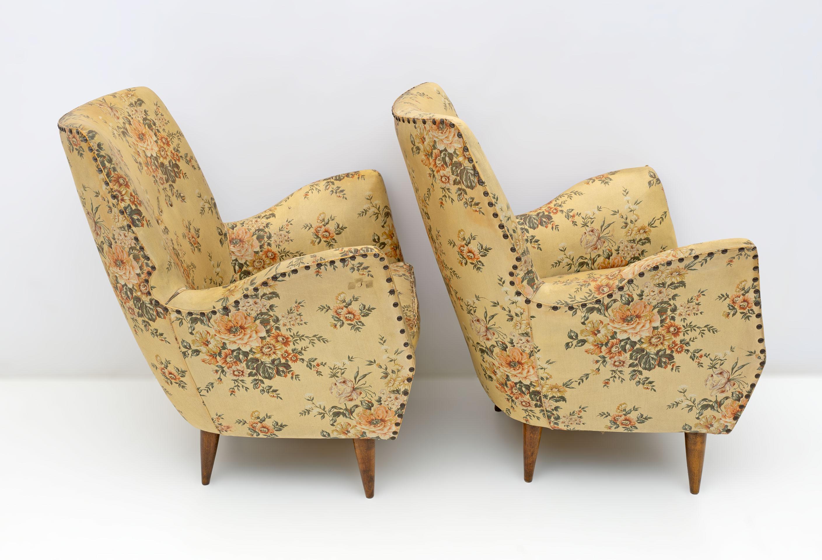 Attributed to Gio Ponti Mid-Century Modern Italian Armchairs by ISA, 1950s, Pair For Sale 1