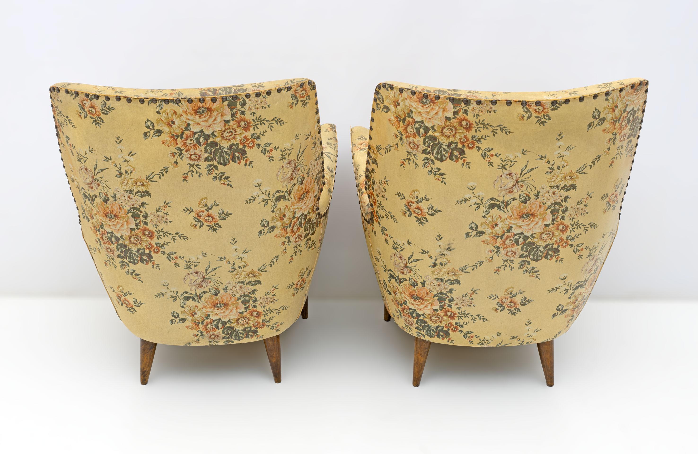 Attributed to Gio Ponti Mid-Century Modern Italian Armchairs by ISA, 1950s, Pair For Sale 2
