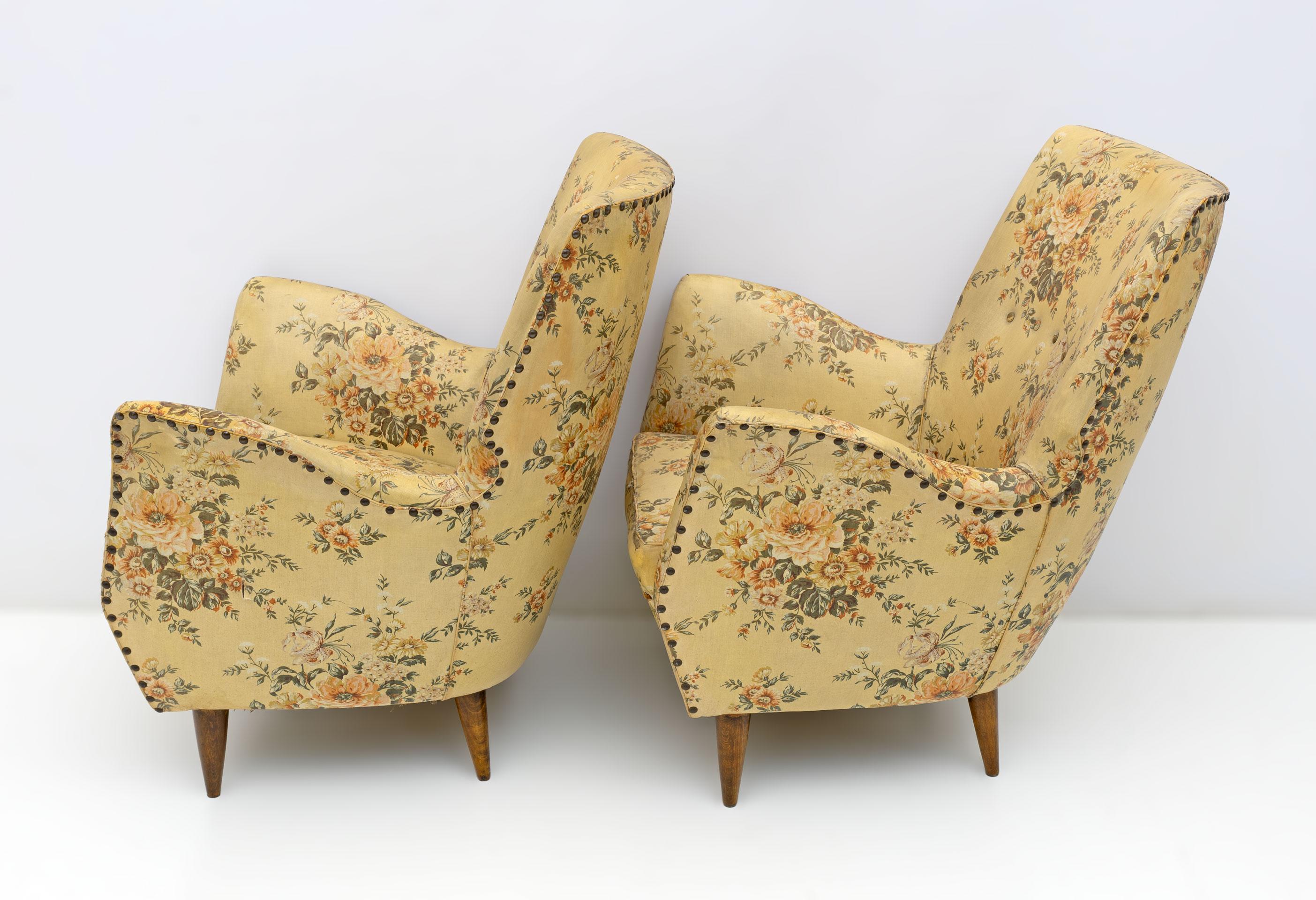 Attributed to Gio Ponti Mid-Century Modern Italian Armchairs by ISA, 1950s, Pair For Sale 3