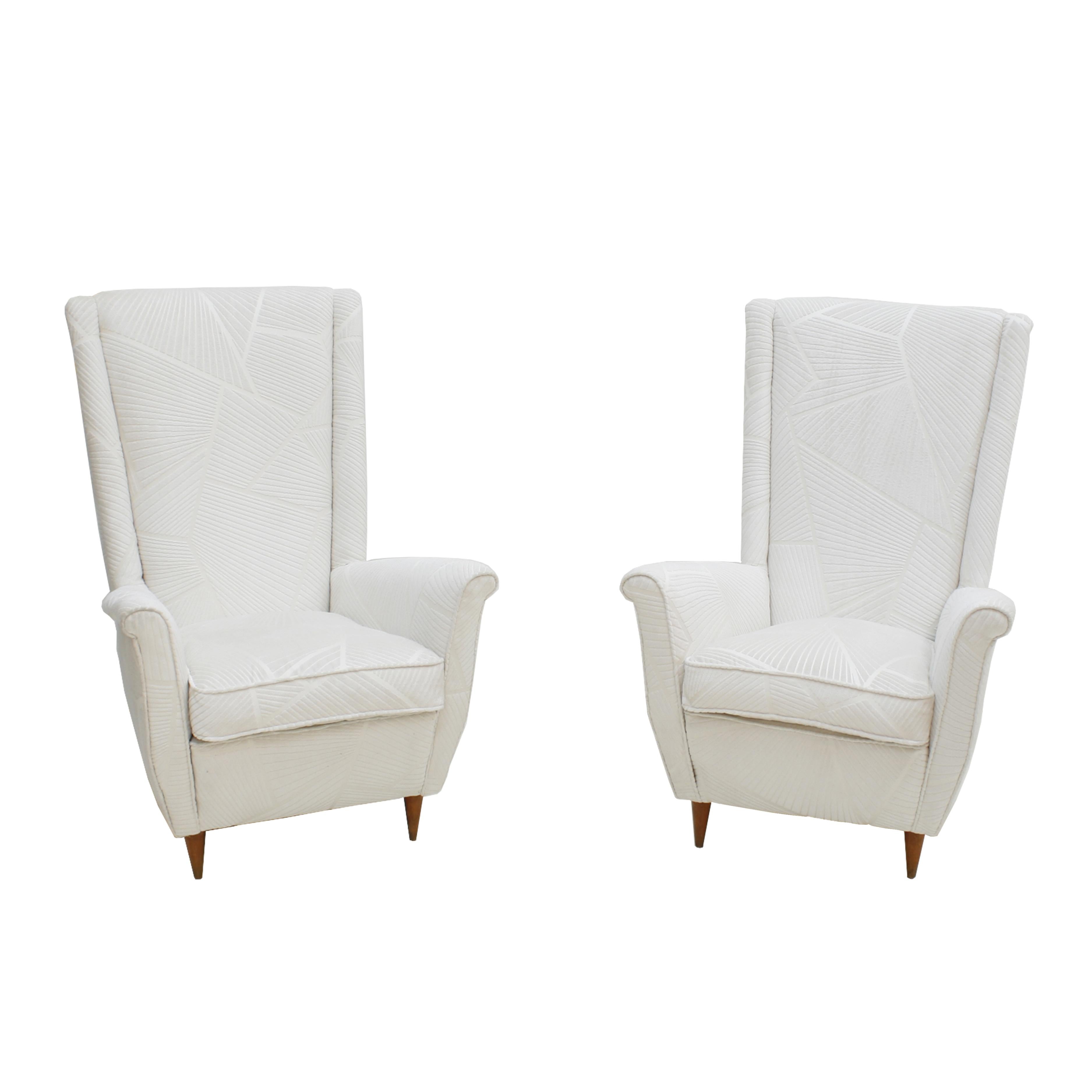 Pair of Italian armchairs attributed to Gio Ponti. Made of solid wood structure, reupholstered in white velvet fabric model 