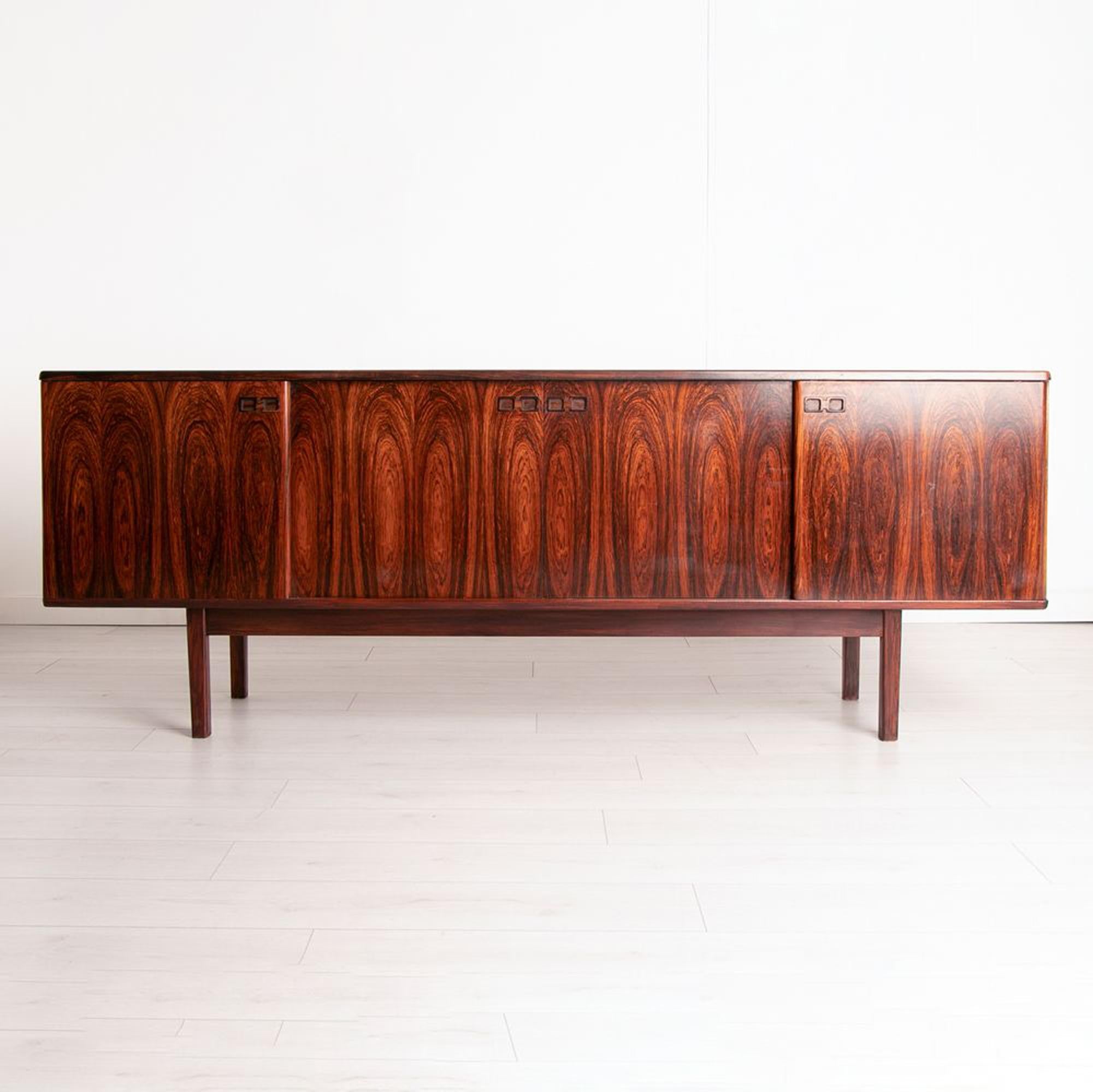 Attributed to Ib Kofod-Larsen, Freestanding Sideboard in Rosewood In Good Condition For Sale In London, Greenwich