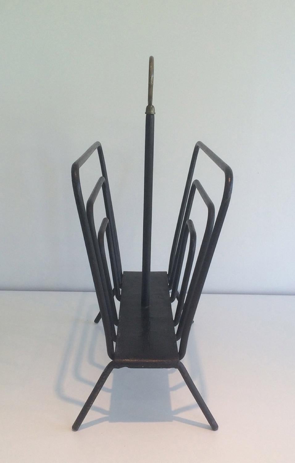 Black Lacquered Metal and Brass Magazine Rack Attributed to Jacques Adnet Bon état - En vente à Marcq-en-Barœul, Hauts-de-France