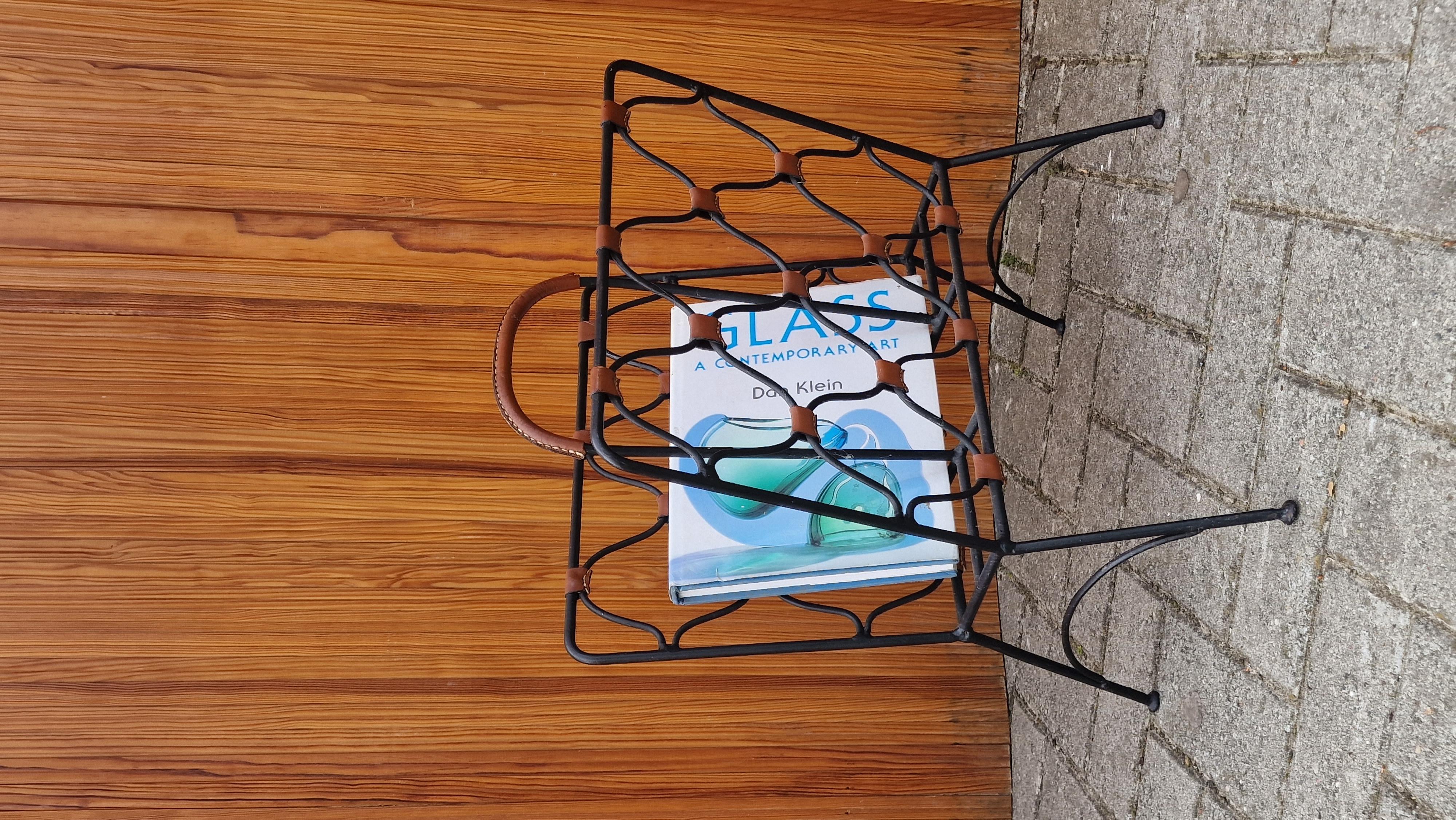 Attributed to Jacques Adnet magazine rack  In Good Condition For Sale In London, Lambeth
