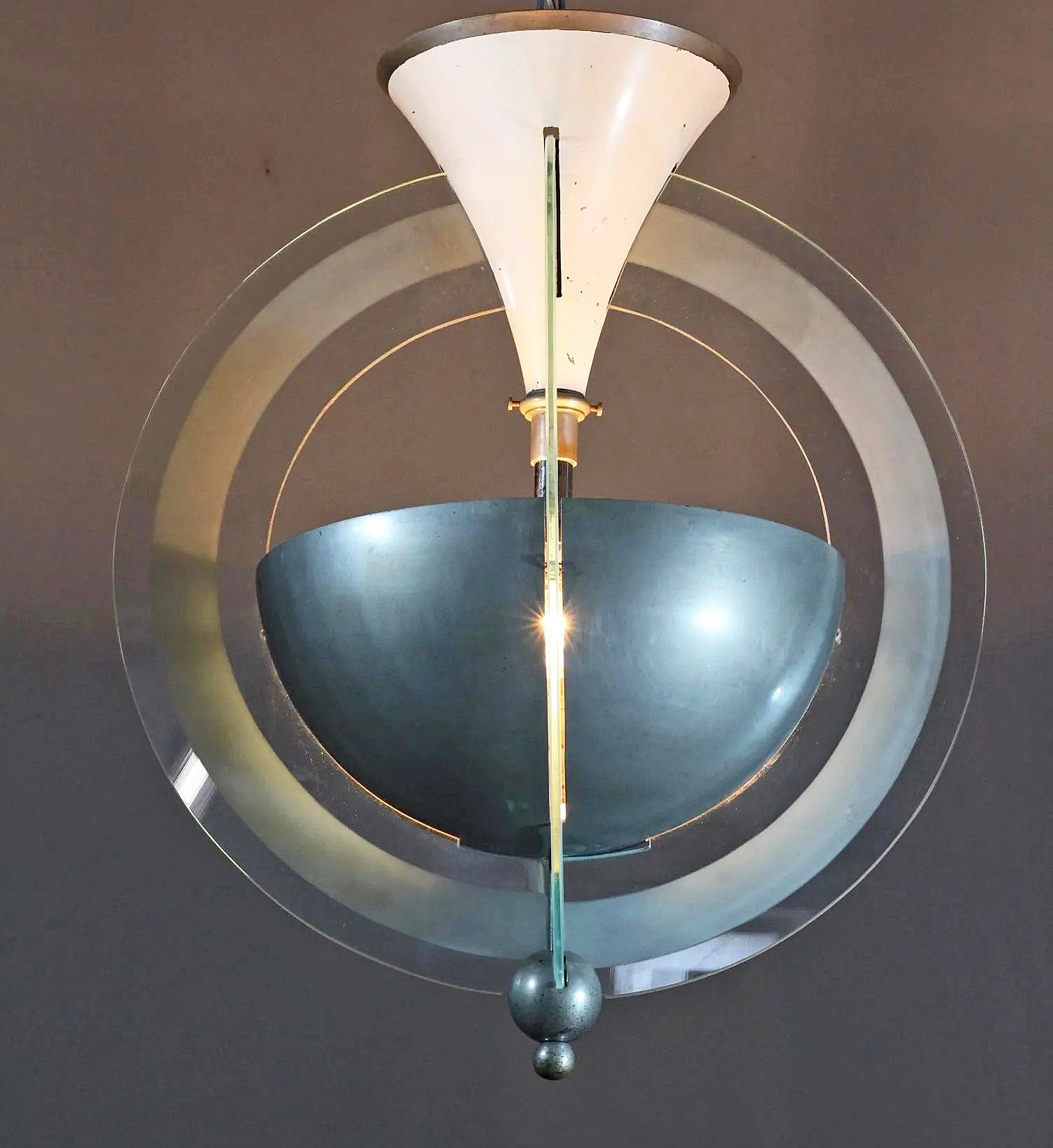 Attribuito a Jean Boris Lacroix (1902-1984) Sospensione modernista in metallo nichelato che racchiude la struttura in vetro parzialmente sabbiato.
circa 1925 -1930