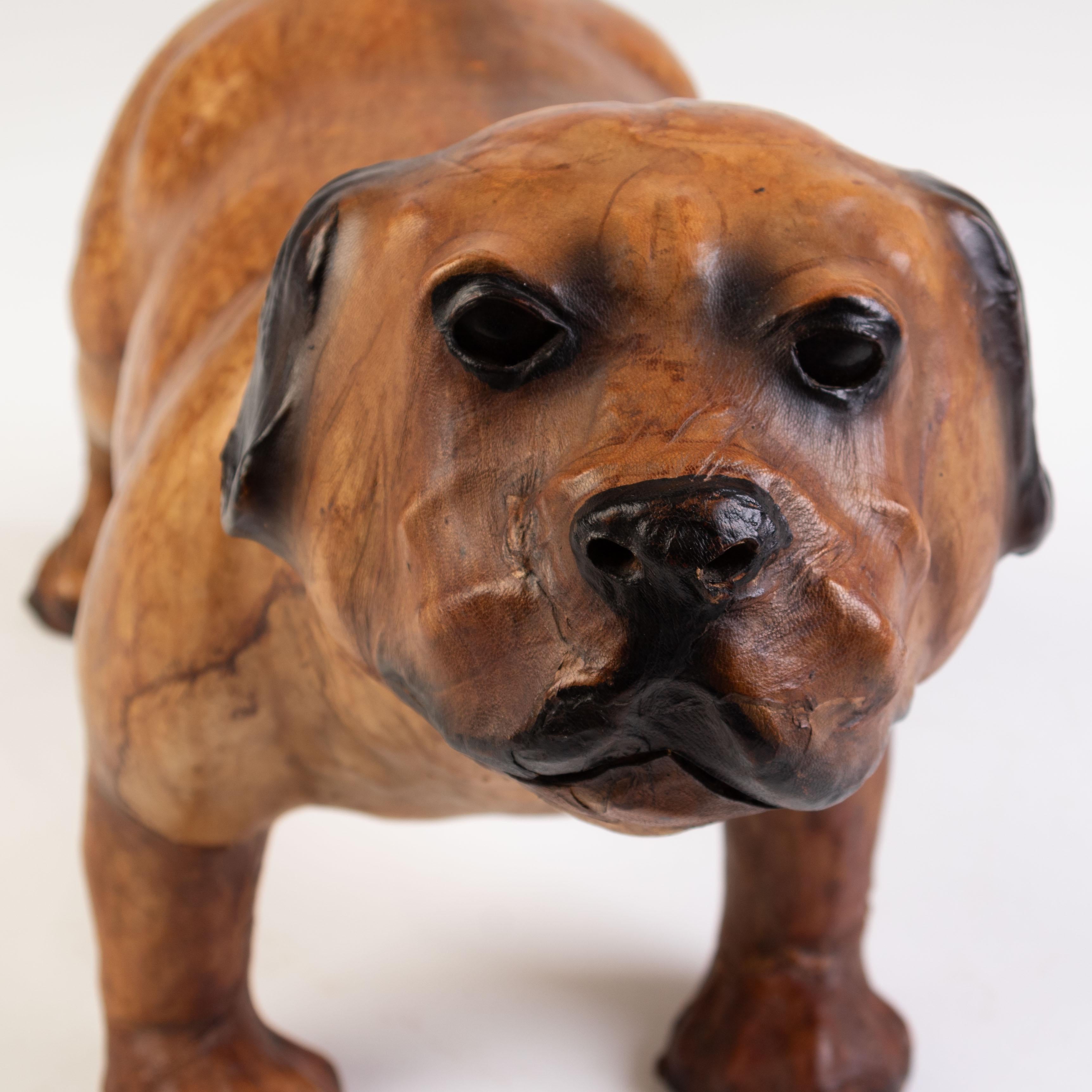 Attribuito a Liberty & Co. Poggiapiedi in pelle per cani della casa di campagna dei primi anni del XX secolo in vendita 7