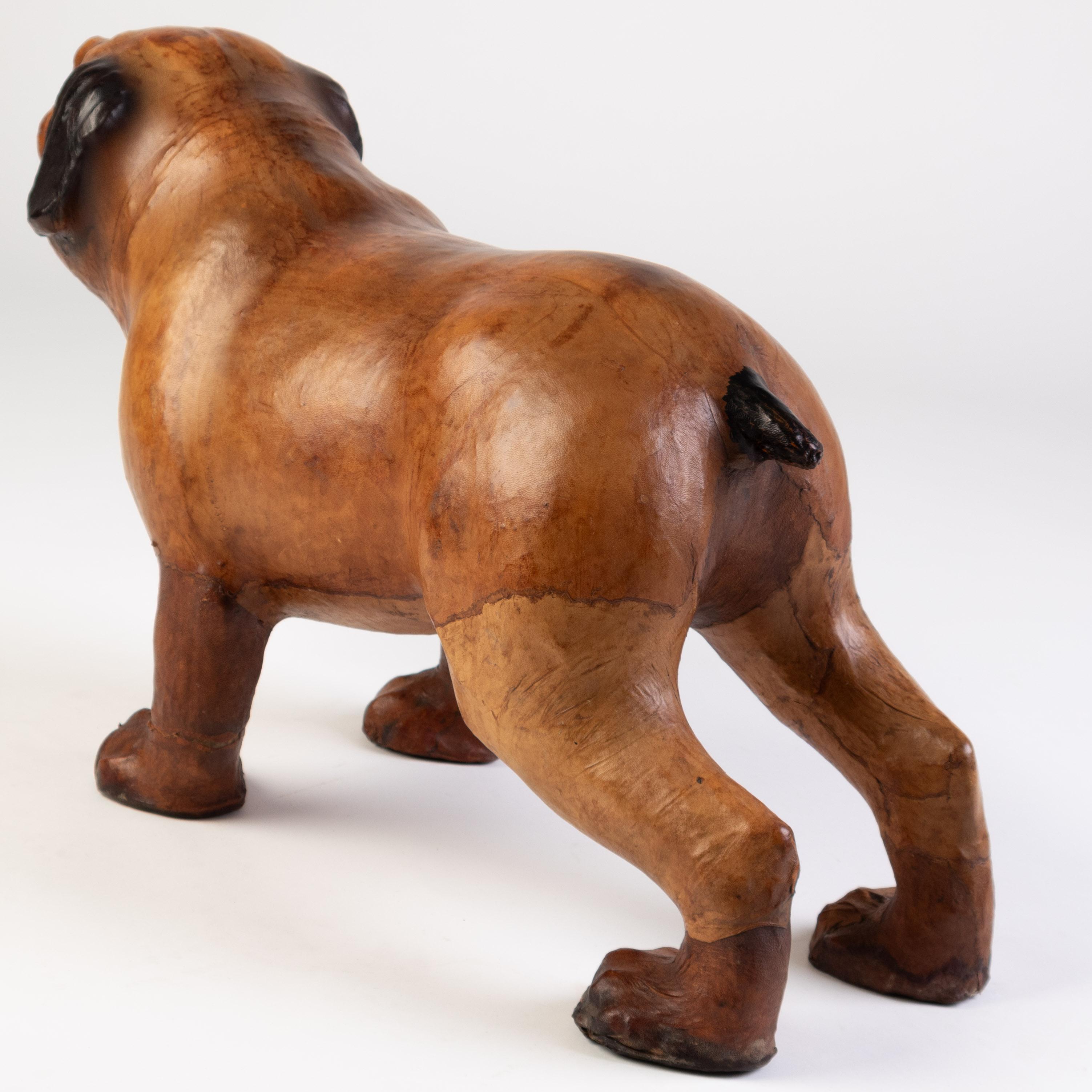 Pelle Attribuito a Liberty & Co. Poggiapiedi in pelle per cani della casa di campagna dei primi anni del XX secolo in vendita