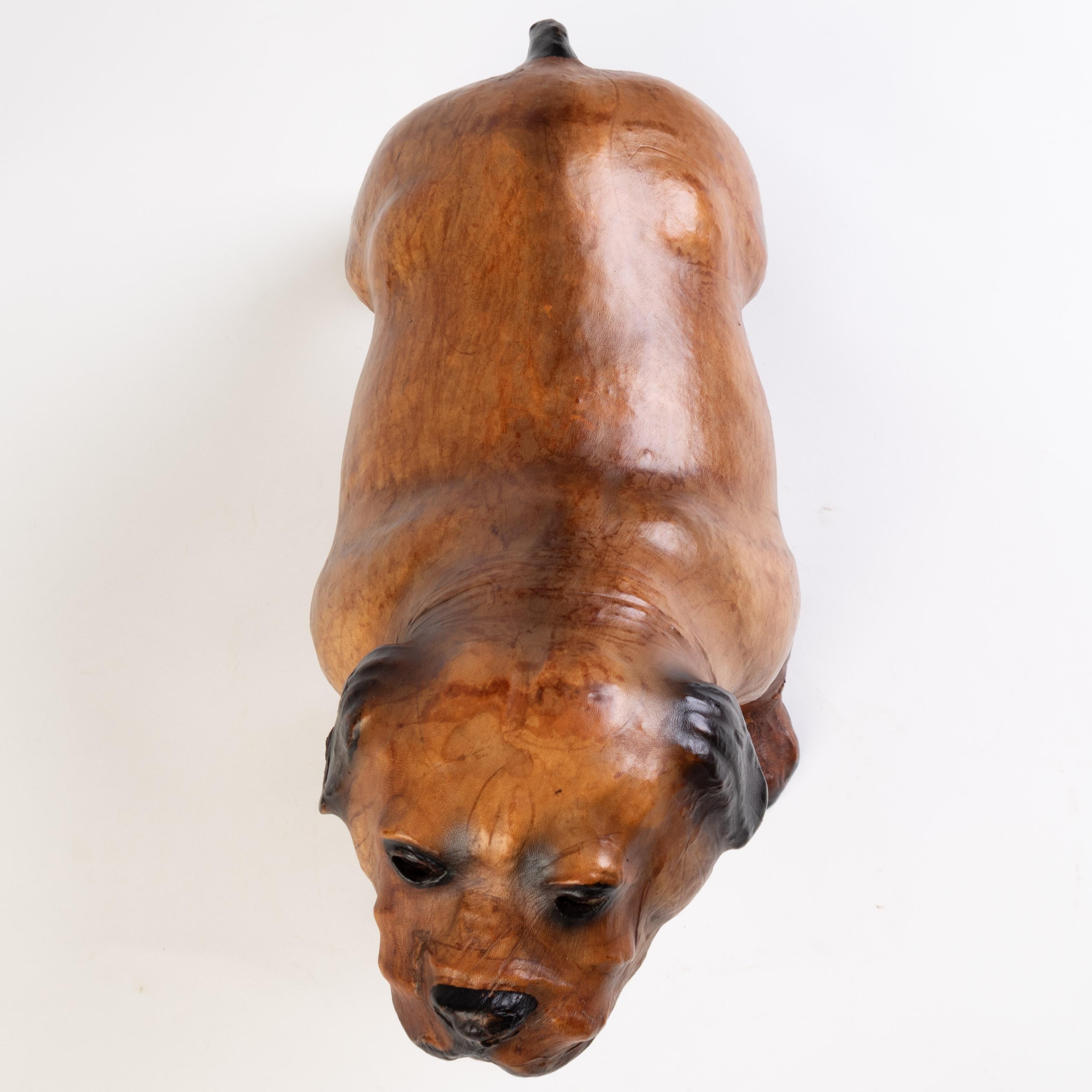Attribuito a Liberty & Co. Poggiapiedi in pelle per cani della casa di campagna dei primi anni del XX secolo in vendita 5
