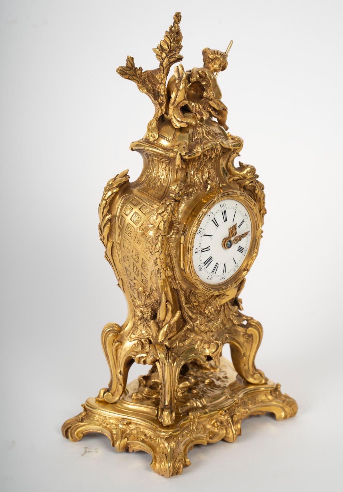 Attributed to Leon Messagé (1842-1901) and François Linke (1855-1946)
Gilt bronze clock surmounted by an allegory of the Source. 
With rocaille decoration, resting on four cambered legs, gilt bronze terrace.
Rich repertoire of rocailles 
White