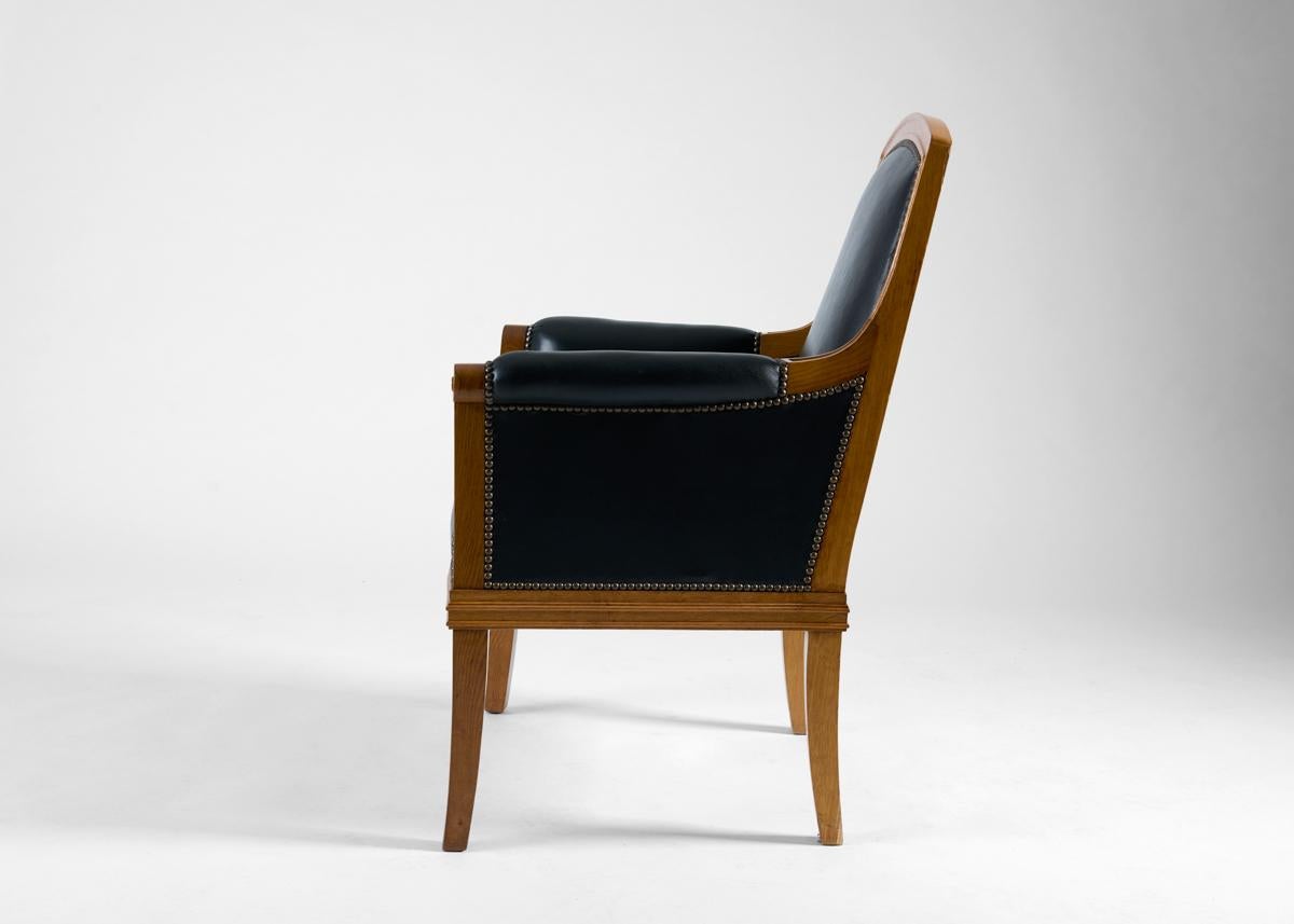 Attribuito a Louis Süe, Coppia di poltrone in Oak e pelle, Francia, A.I.C. 1930ss In condizioni buone in vendita a New York, NY