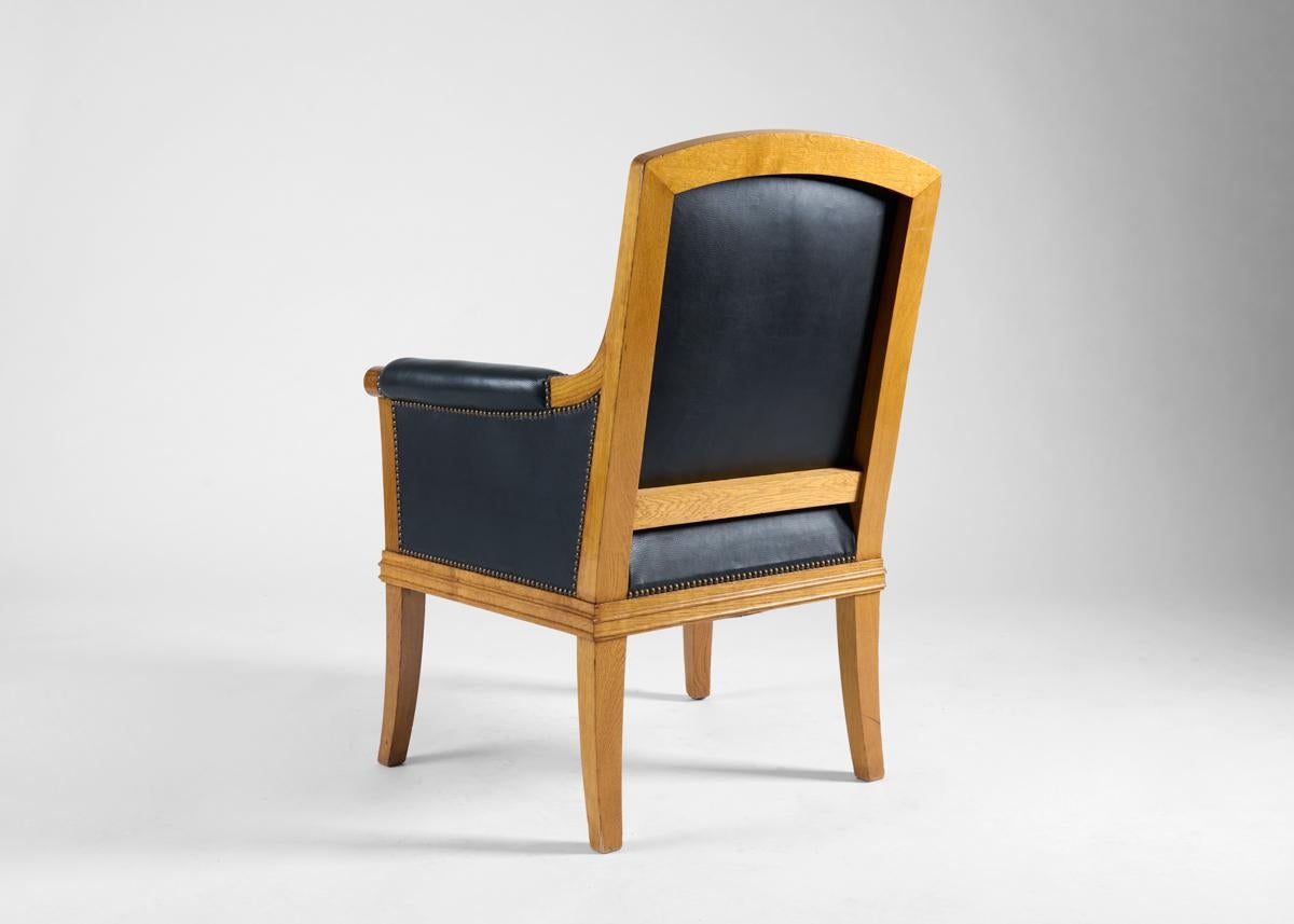 Metà XX secolo Attribuito a Louis Süe, Coppia di poltrone in Oak e pelle, Francia, A.I.C. 1930ss in vendita