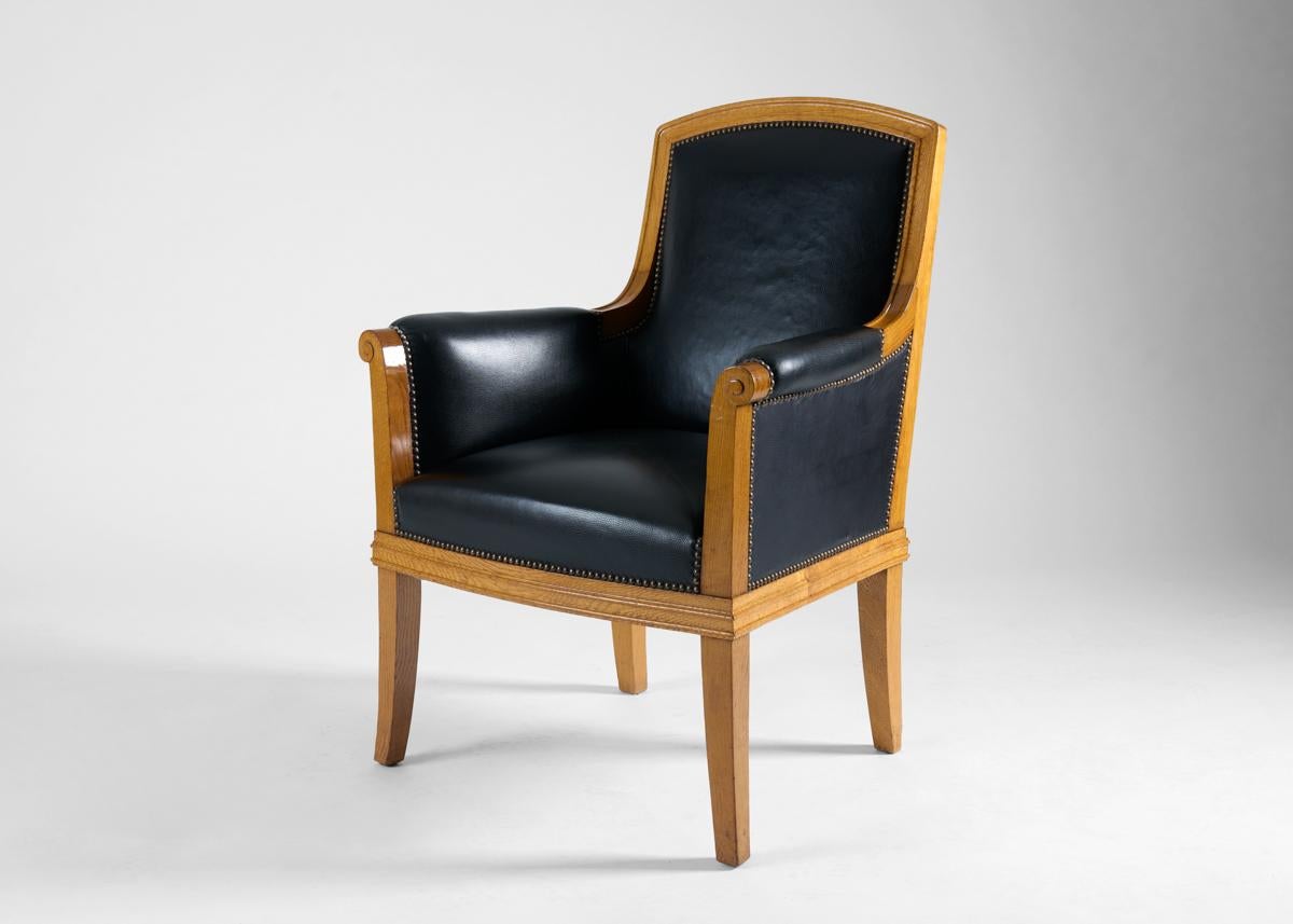 Acciaio Attribuito a Louis Süe, Coppia di poltrone in Oak e pelle, Francia, A.I.C. 1930ss in vendita