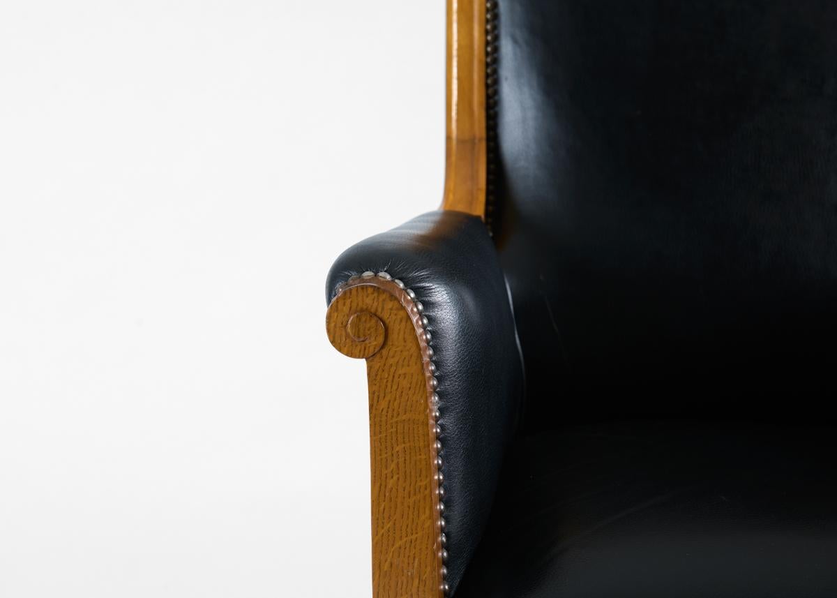 Attribuito a Louis Süe, Coppia di poltrone in Oak e pelle, Francia, A.I.C. 1930ss in vendita 1