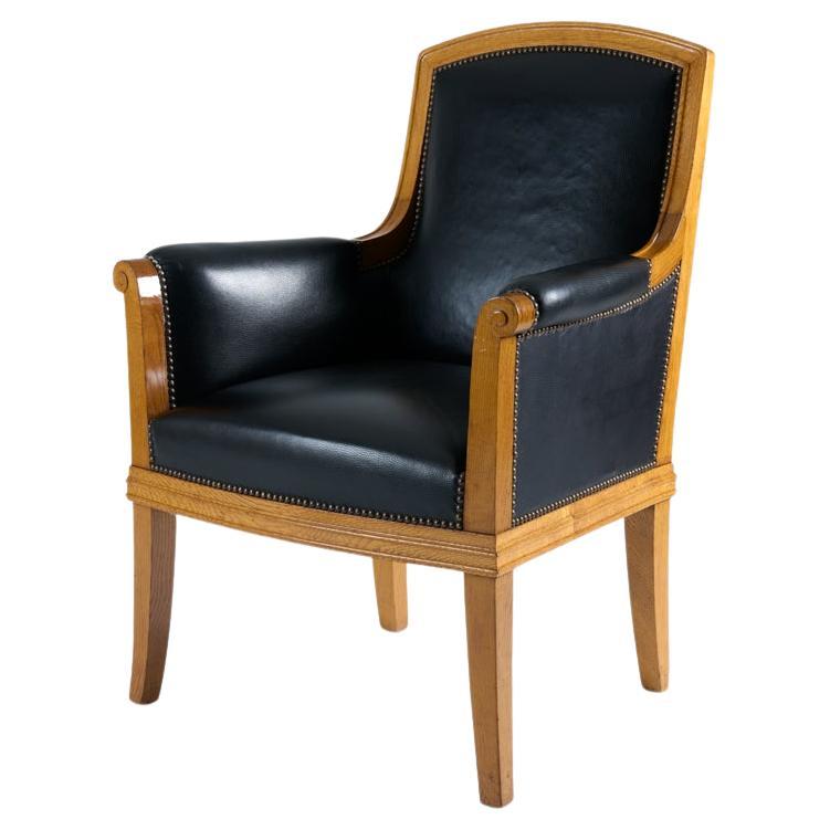 Attribuito a Louis Süe, Coppia di poltrone in Oak e pelle, Francia, A.I.C. 1930ss in vendita
