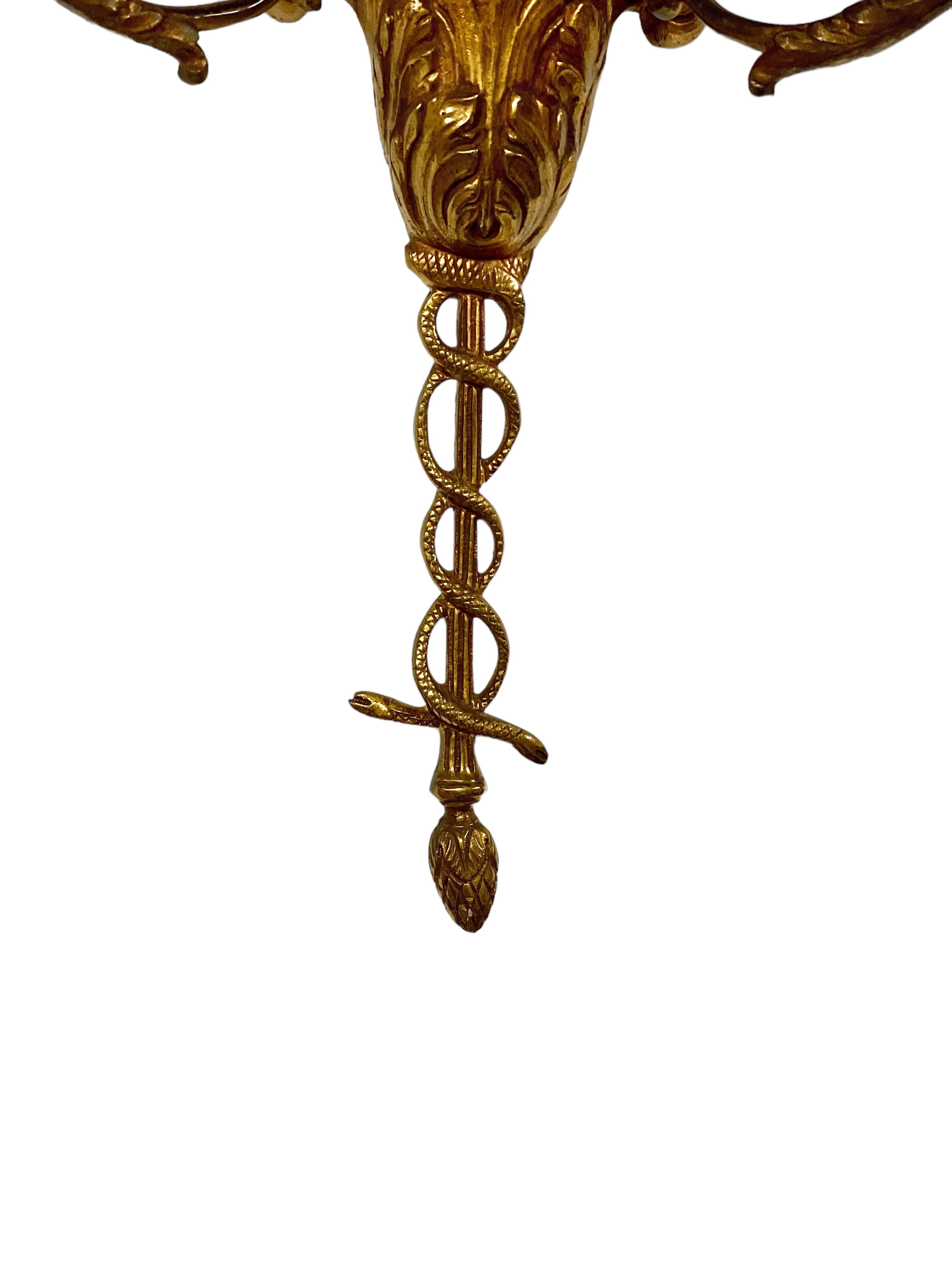 Atribuido a Maison Charles Pareja de apliques altos de bronce dorado en venta 3