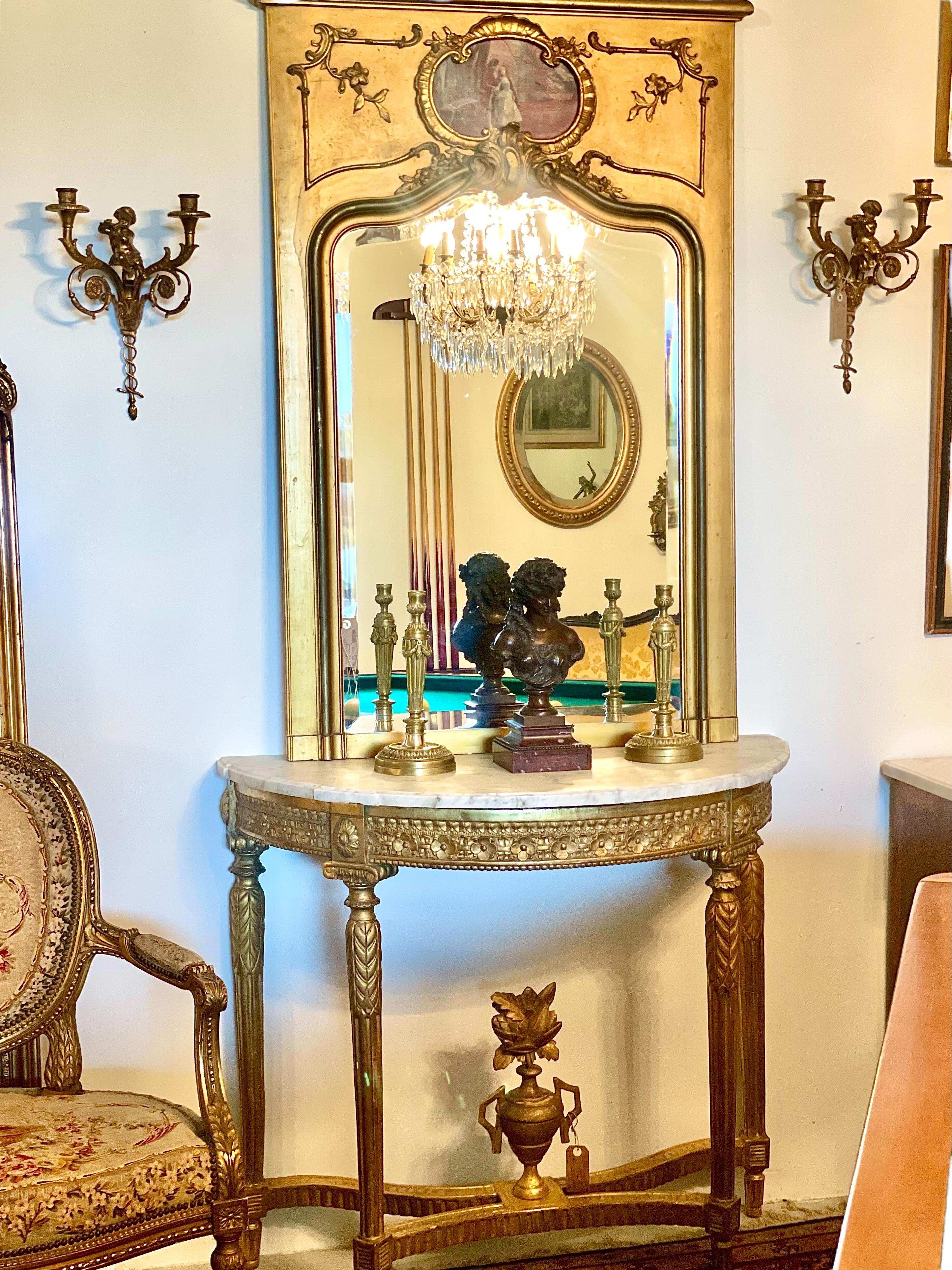 Atribuido a Maison Charles Pareja de apliques altos de bronce dorado en venta 4