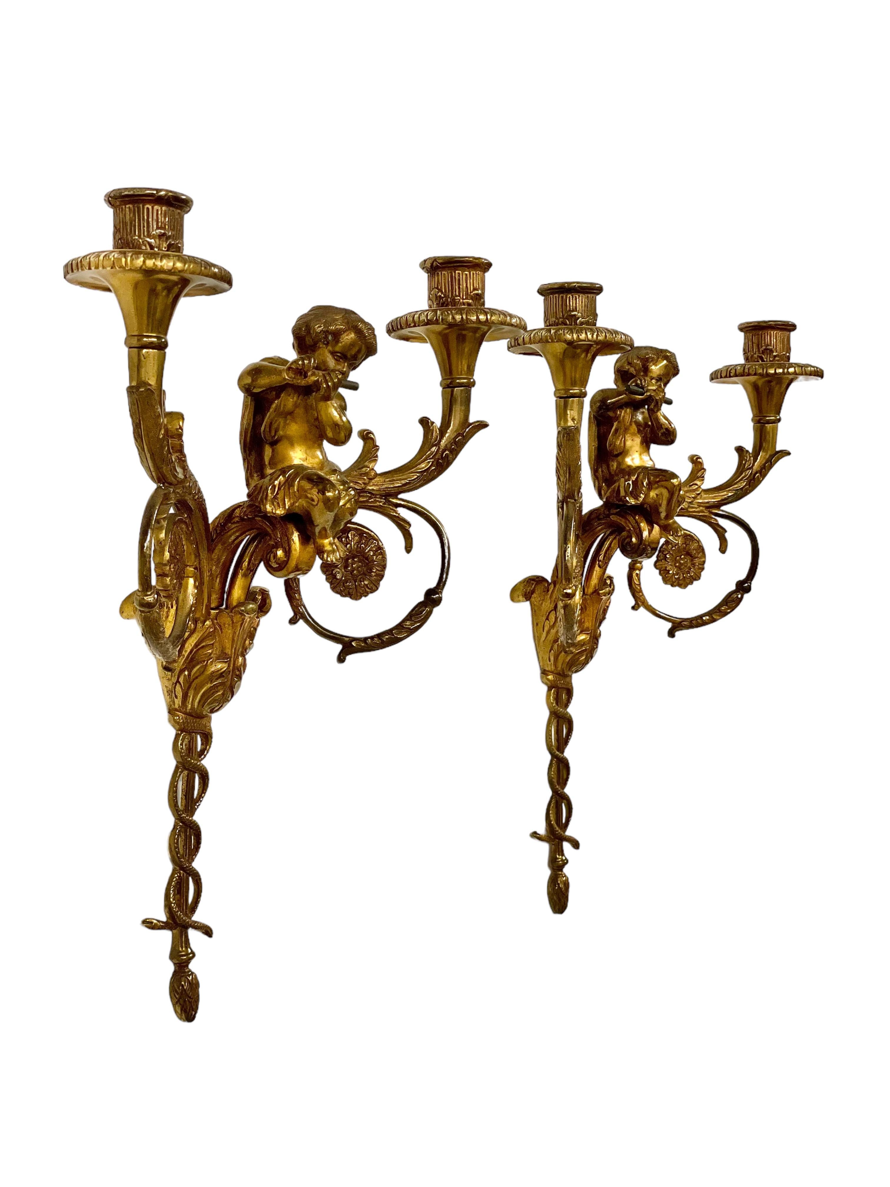 20ième siècle Attribuée à la Maison Charles Paire de grandes appliques murales en bronze doré  en vente